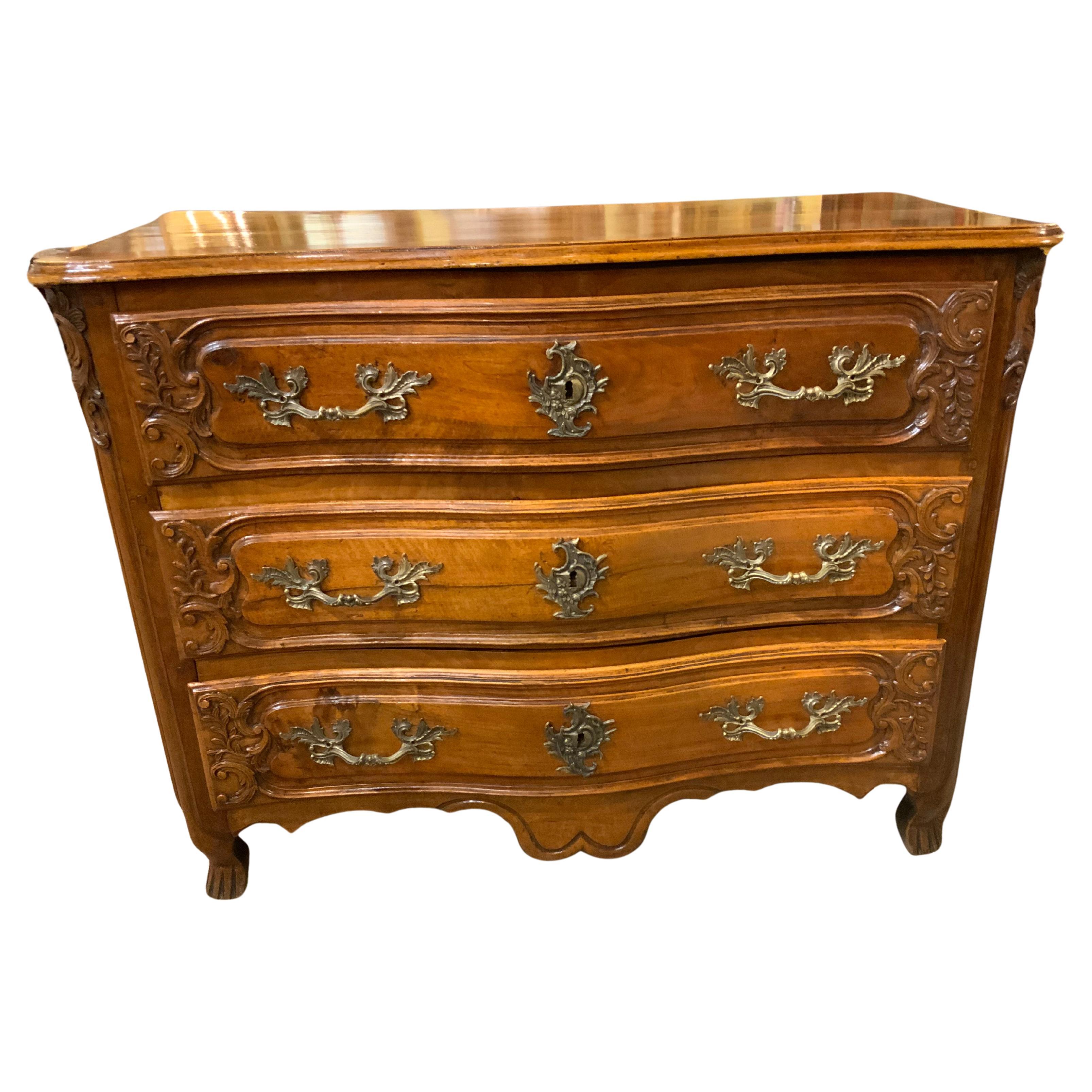 Commode in noce intagliato in stile Luigi XV francese del 18° secolo in vendita