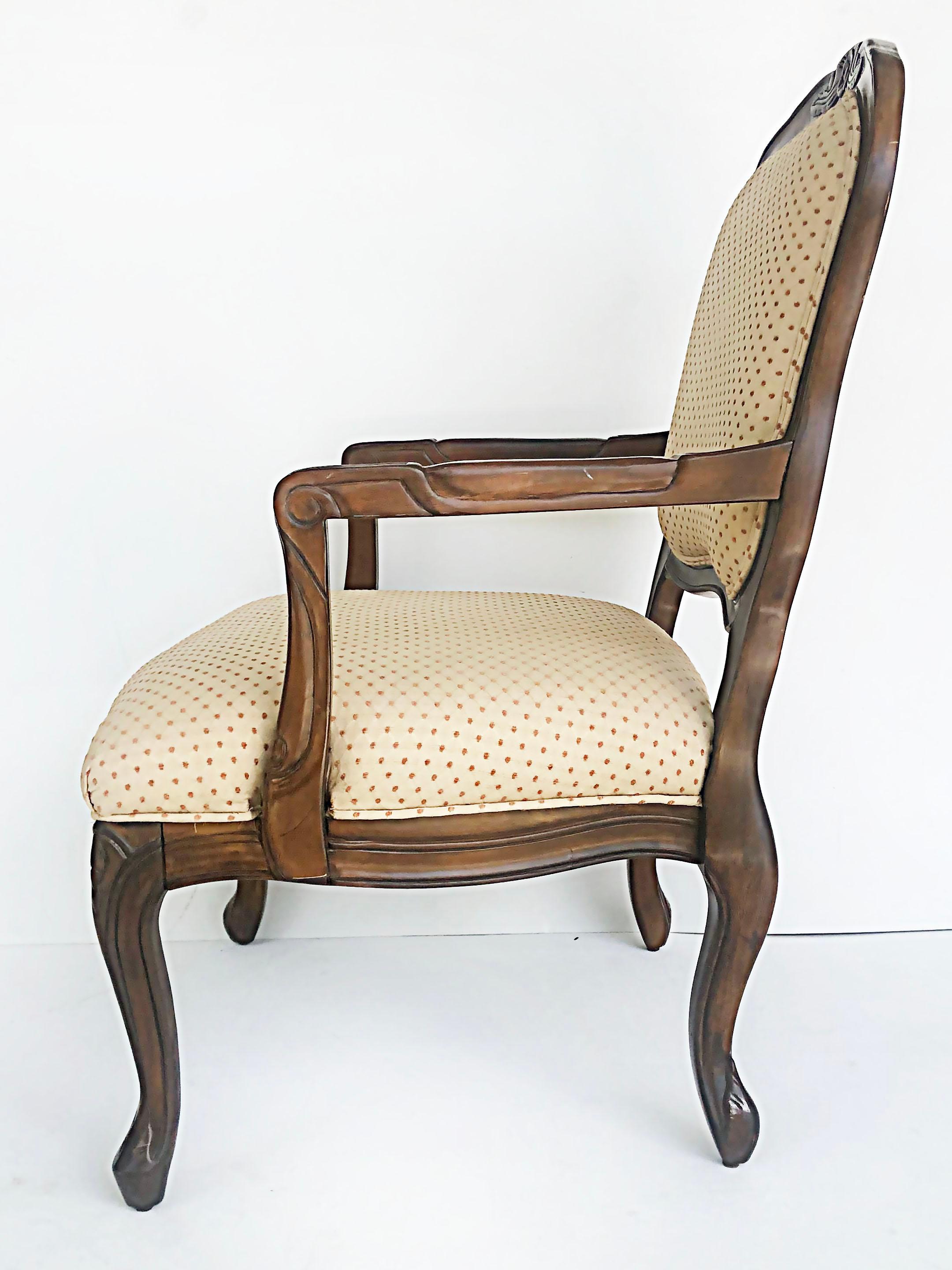 XX secolo Fauteuils francese in stile Luigi XV con gambe cabriole in vendita