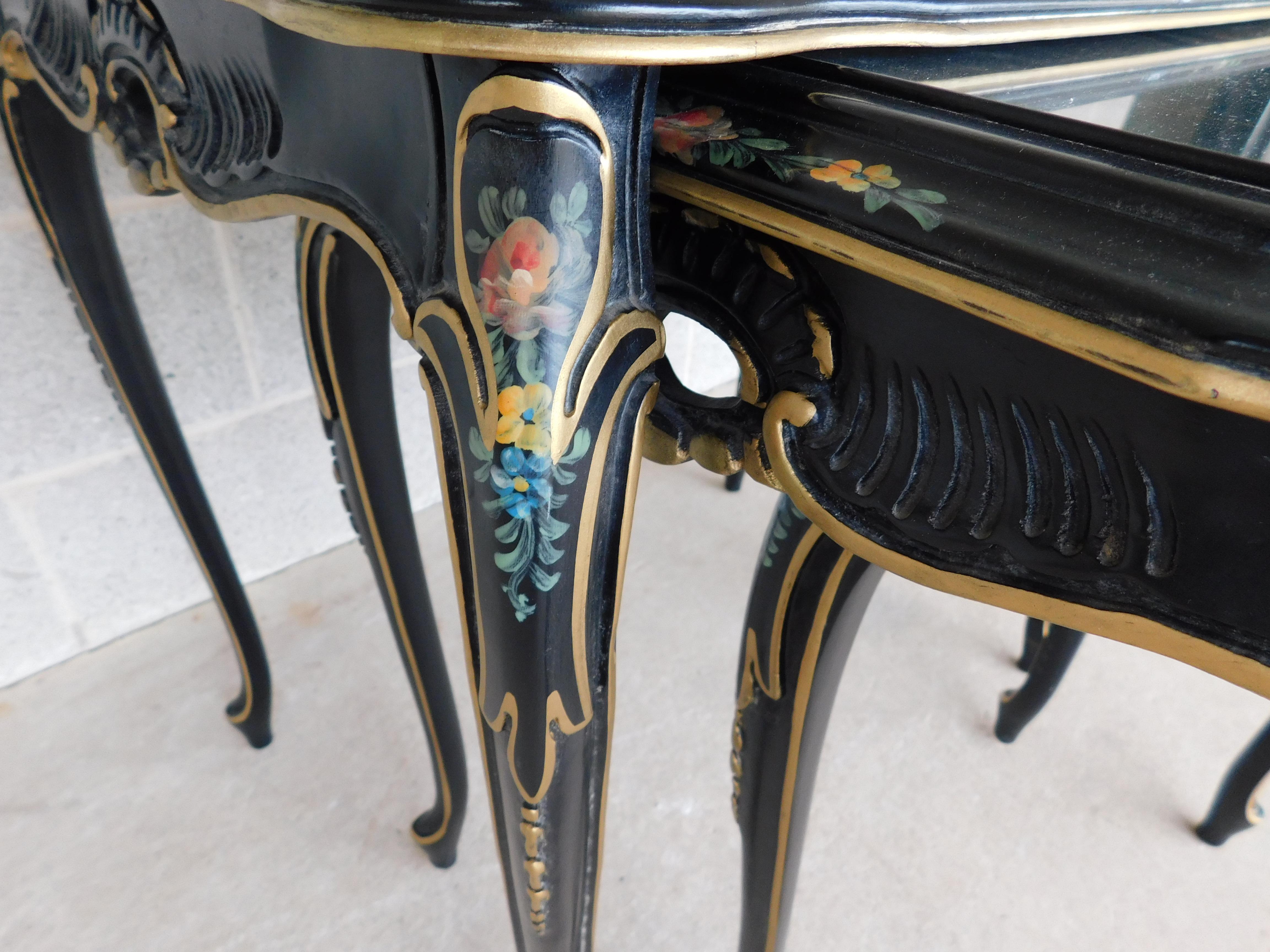 Französische Provinziale Louis XV Stil Farbe dekoriert Glasplatte Stack Tische im Angebot 4
