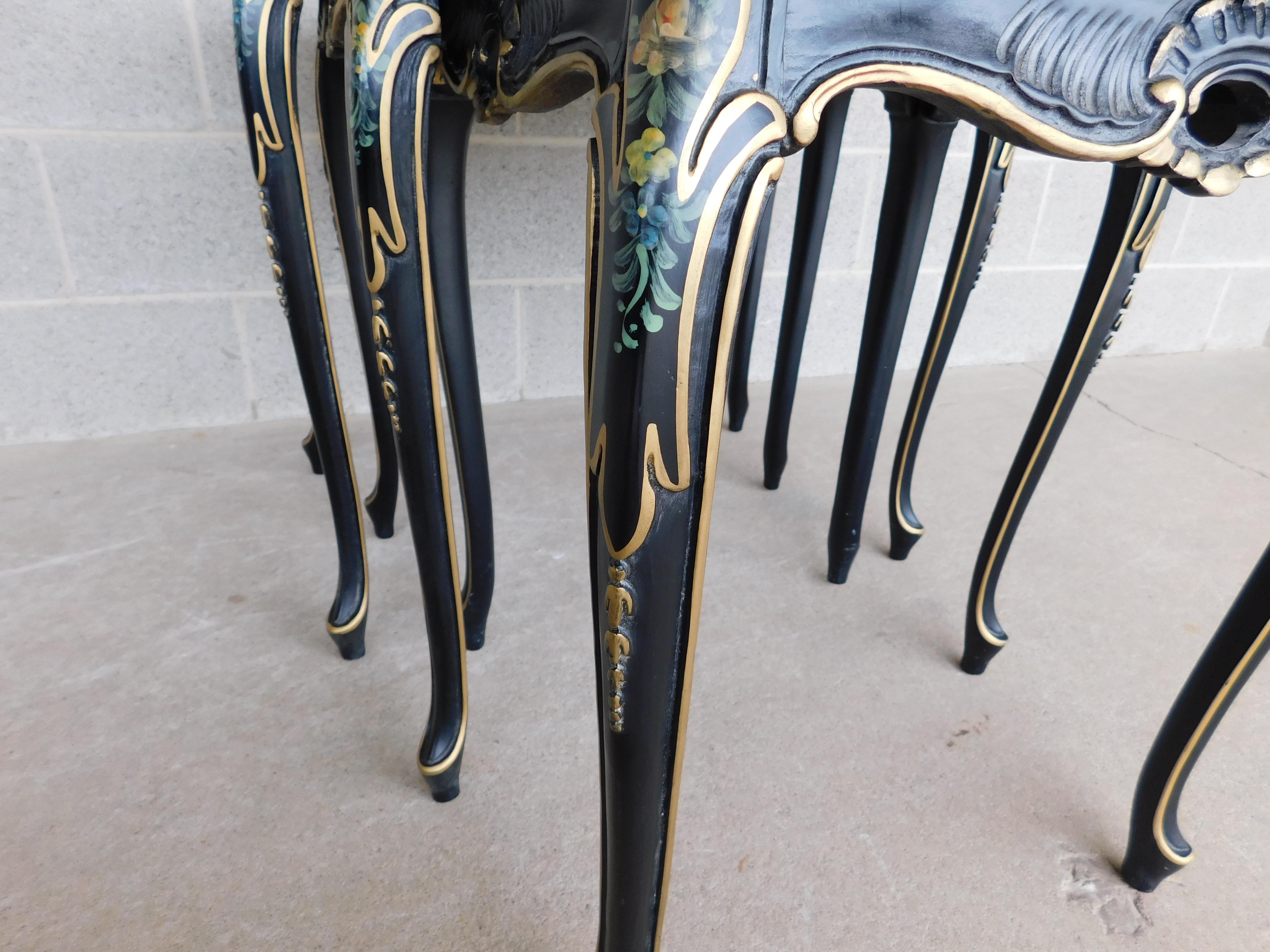 Französische Provinziale Louis XV Stil Farbe dekoriert Glasplatte Stack Tische im Angebot 6