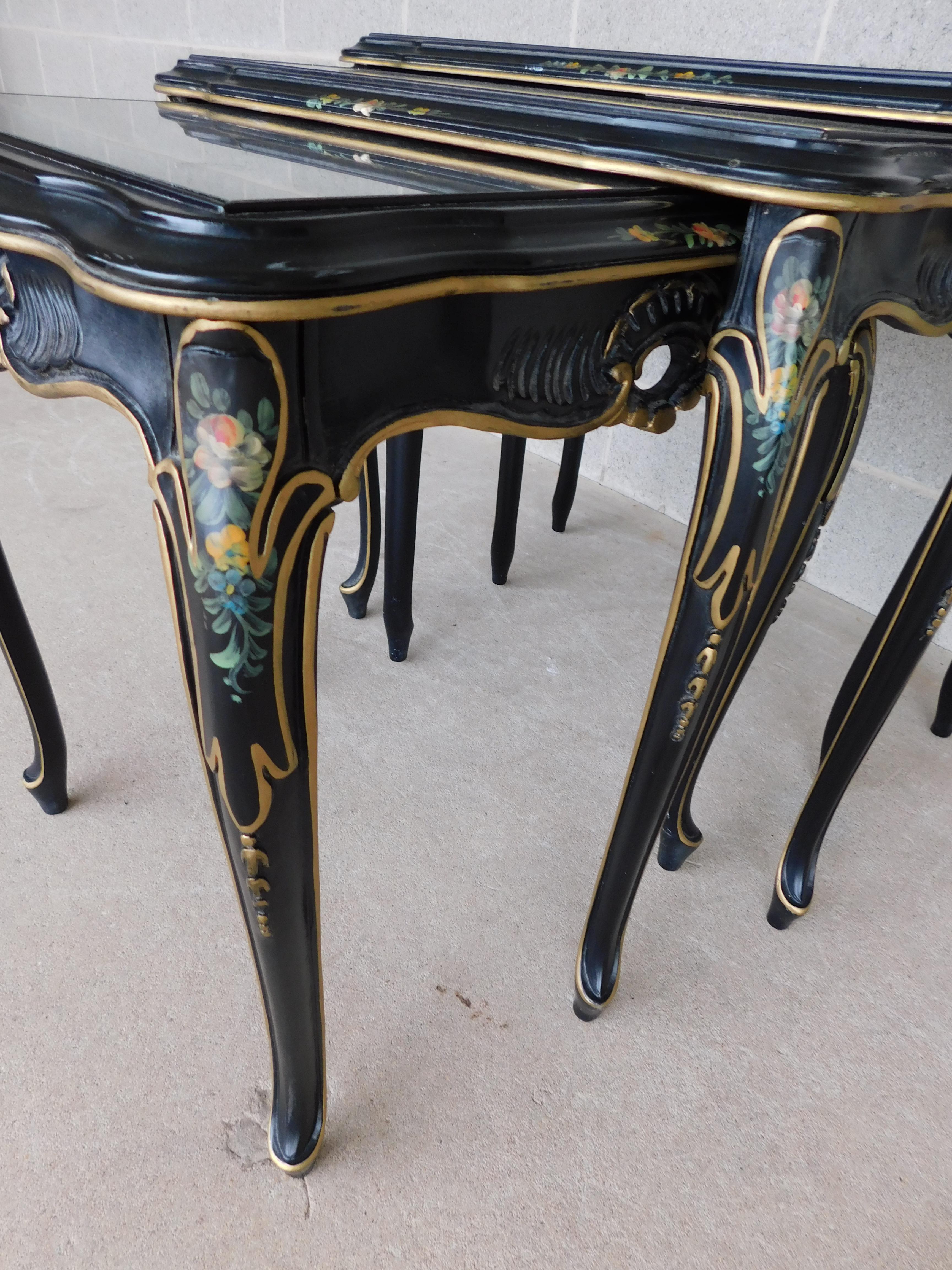 Tables d'empilage provinciales françaises de style Louis XV décorées de peinture et de plateau en verre Bon état - En vente à Parkesburg, PA
