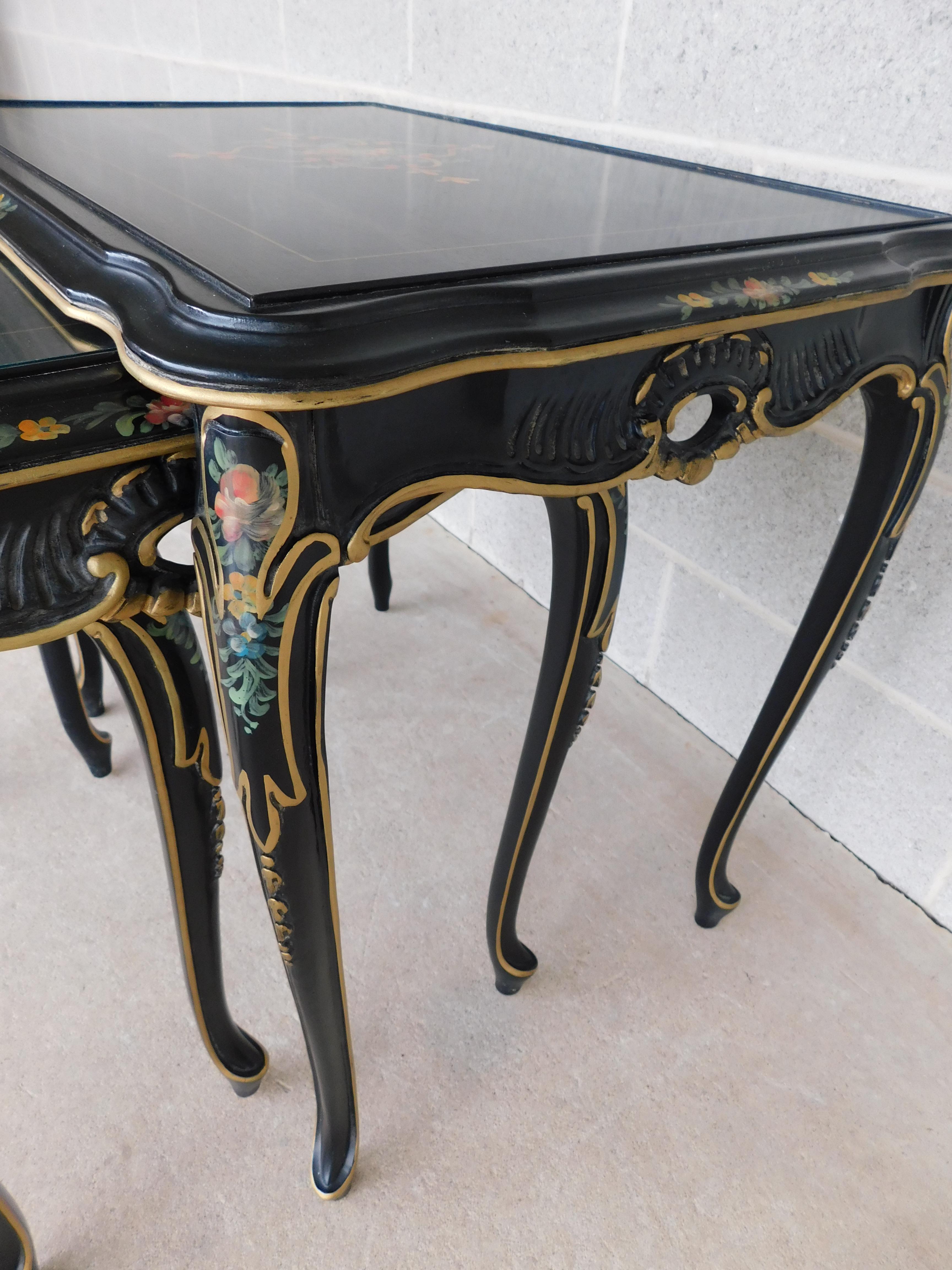 20ième siècle Tables d'empilage provinciales françaises de style Louis XV décorées de peinture et de plateau en verre en vente