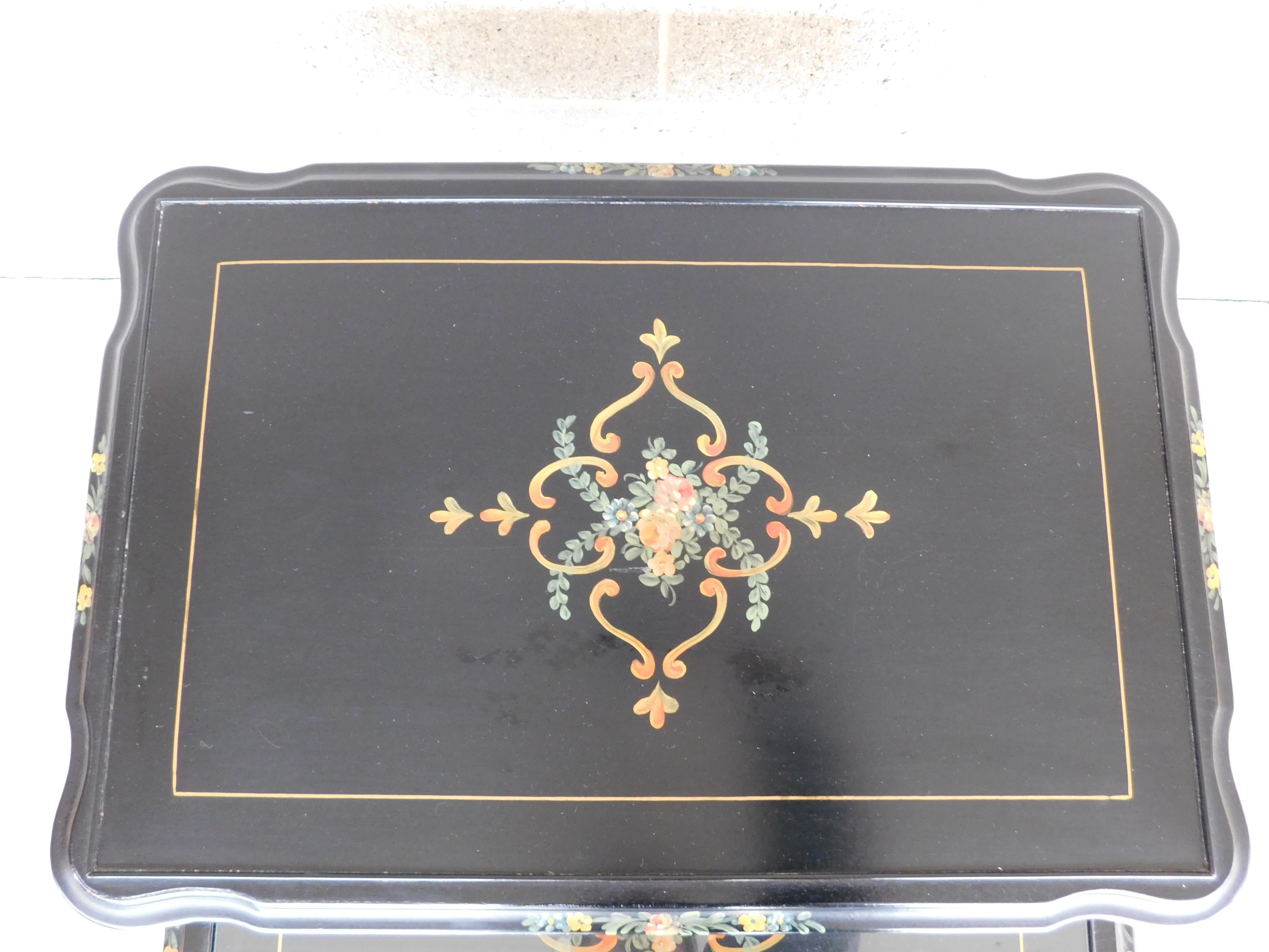 Verre Tables d'empilage provinciales françaises de style Louis XV décorées de peinture et de plateau en verre en vente