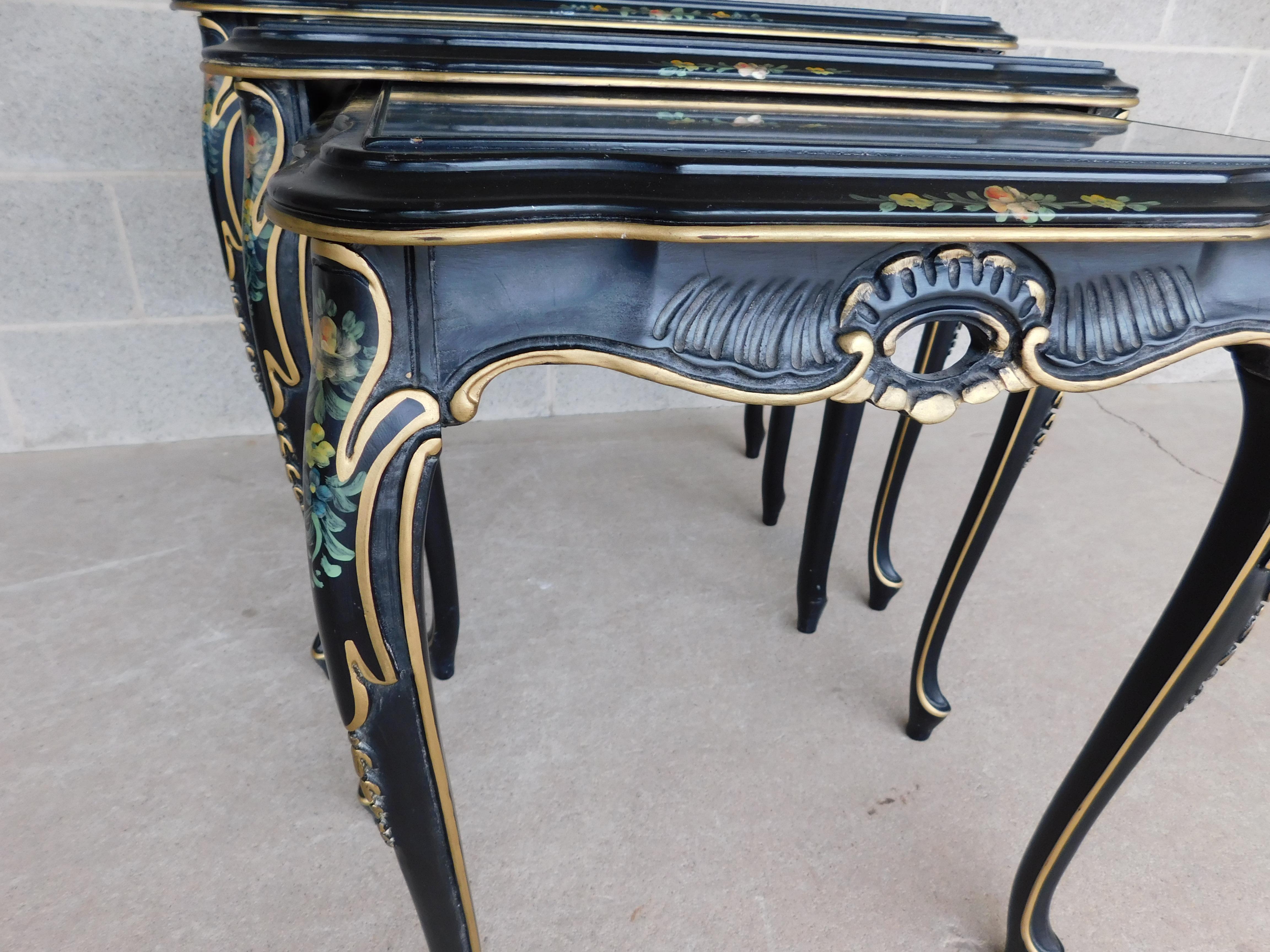Französische Provinziale Louis XV Stil Farbe dekoriert Glasplatte Stack Tische im Angebot 2