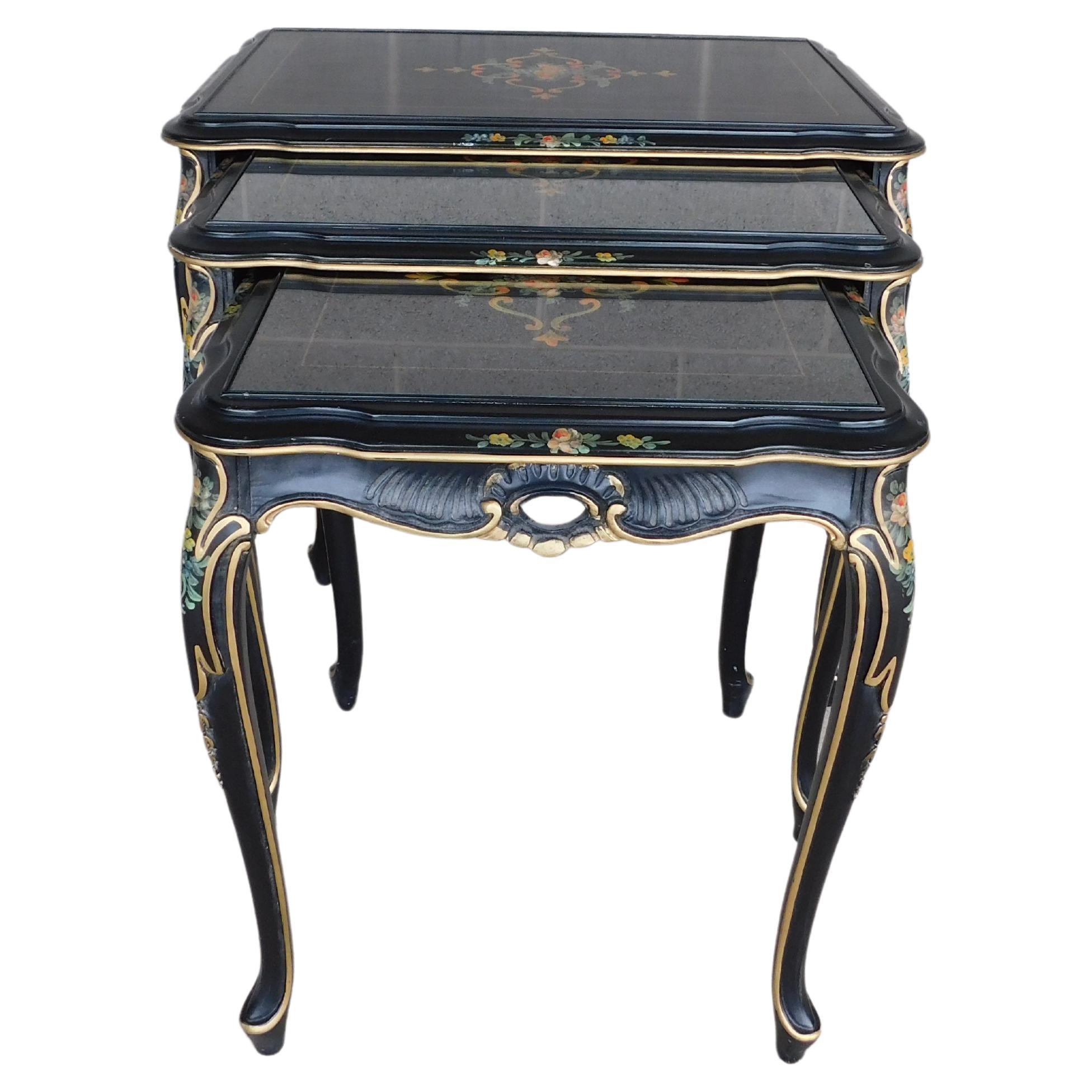 Tables d'empilage provinciales françaises de style Louis XV décorées de peinture et de plateau en verre en vente