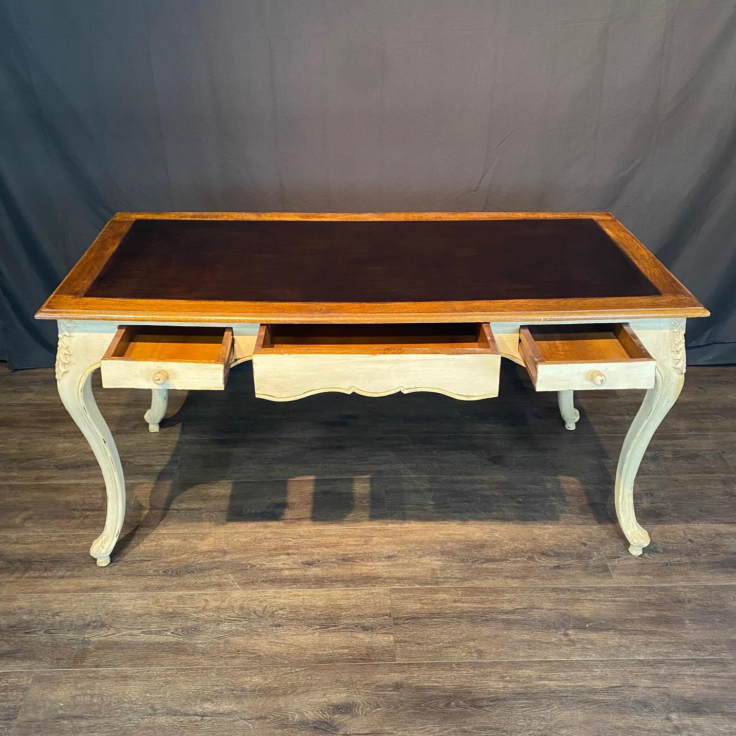 French Provincial Louis XV Style Paint Decorated Writing Desk (Französische Provence) im Angebot