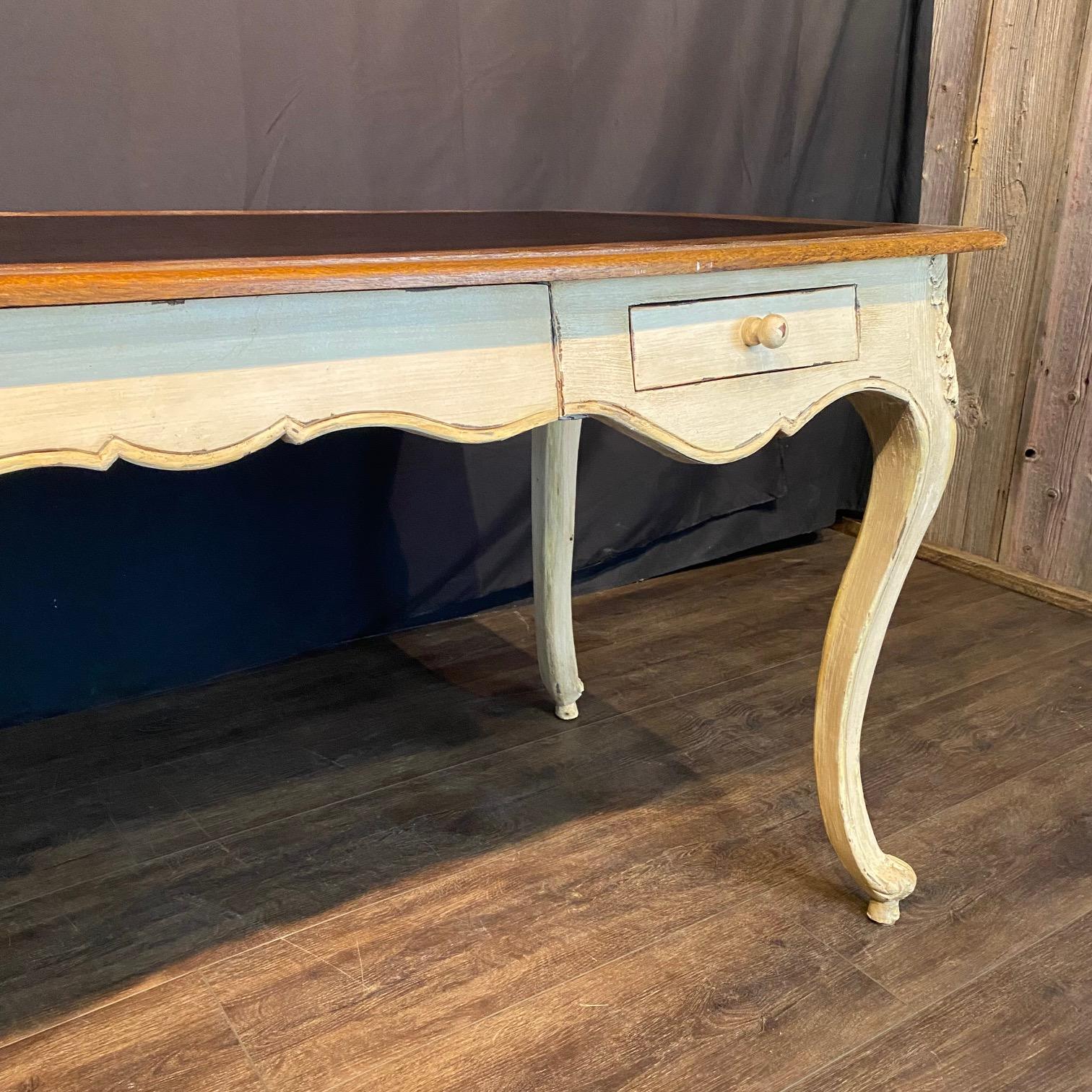 French Provincial Louis XV Style Paint Decorated Writing Desk im Zustand „Gut“ im Angebot in Hopewell, NJ