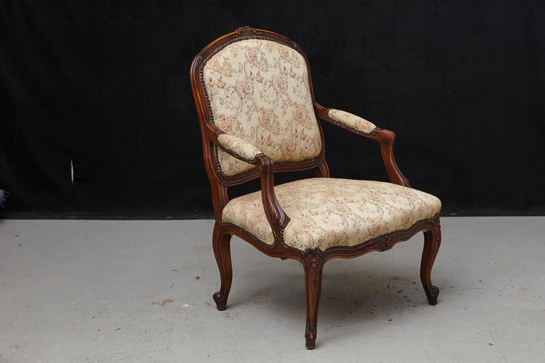 French Provincial Louis XV Style Walnut Fauteuil with Nailhead Trim, circa 1930s In Good Condition For Sale In Pau, FR
