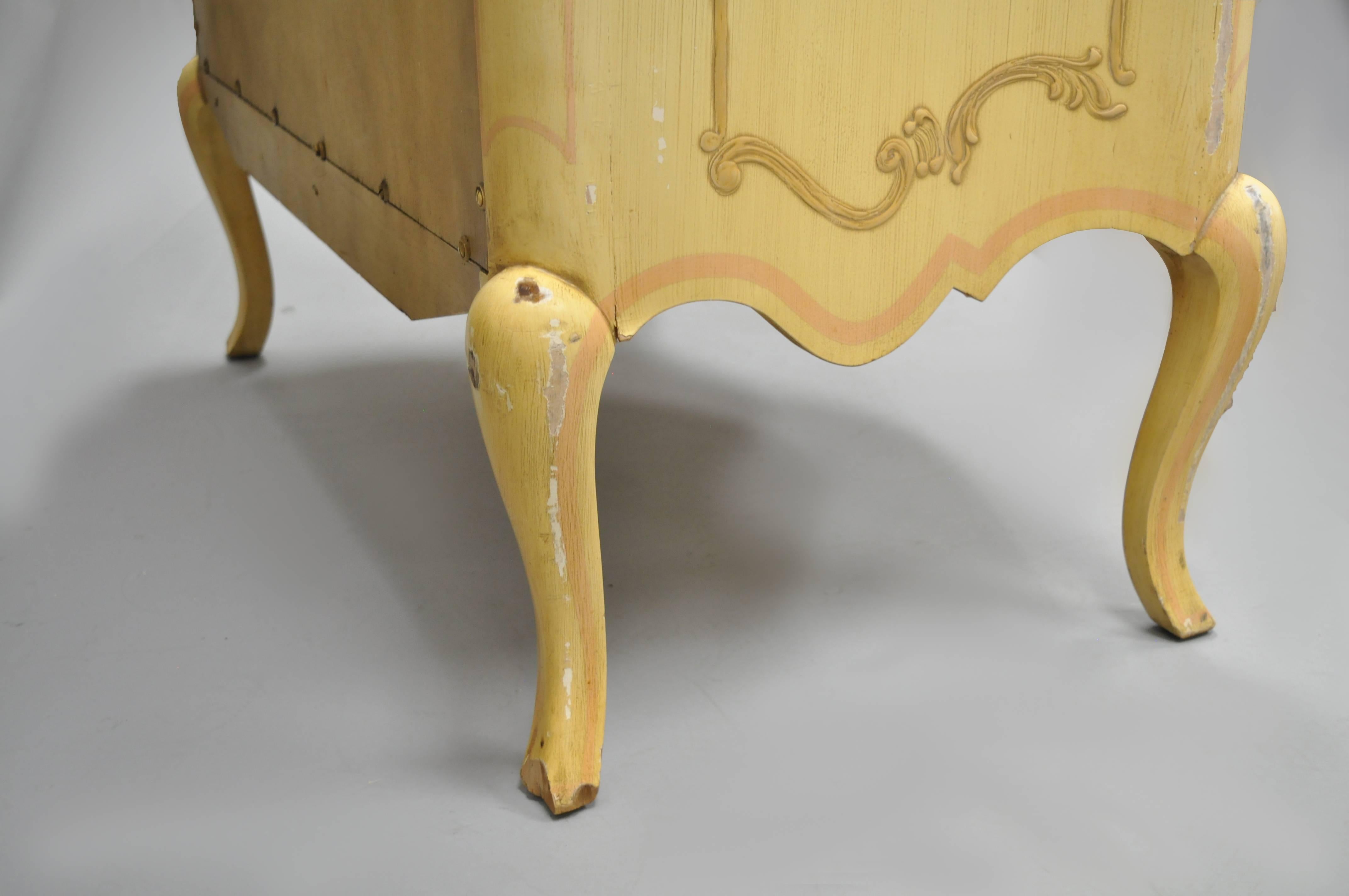 Grande commode provinciale française de style Louis XV en noyer par John Widdicomb 3