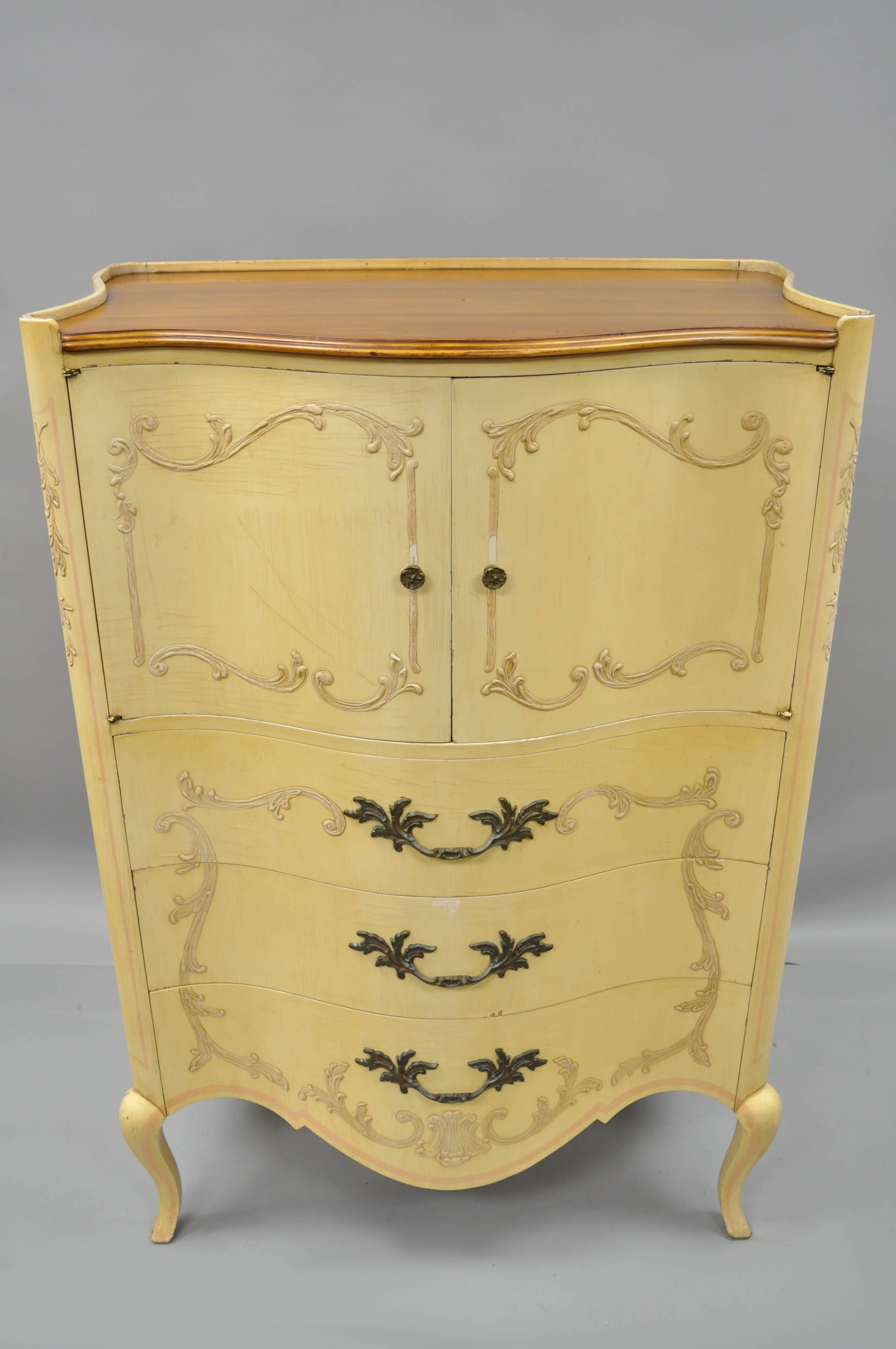 Commode haute en noyer de style Louis XV par John Widdicomb. Cet article se caractérise par un beau grain de bois:: une forme serpentine galbée:: des détails joliment sculptés:: un artisanat américain de qualité:: six tiroirs à queue d'aronde:: deux