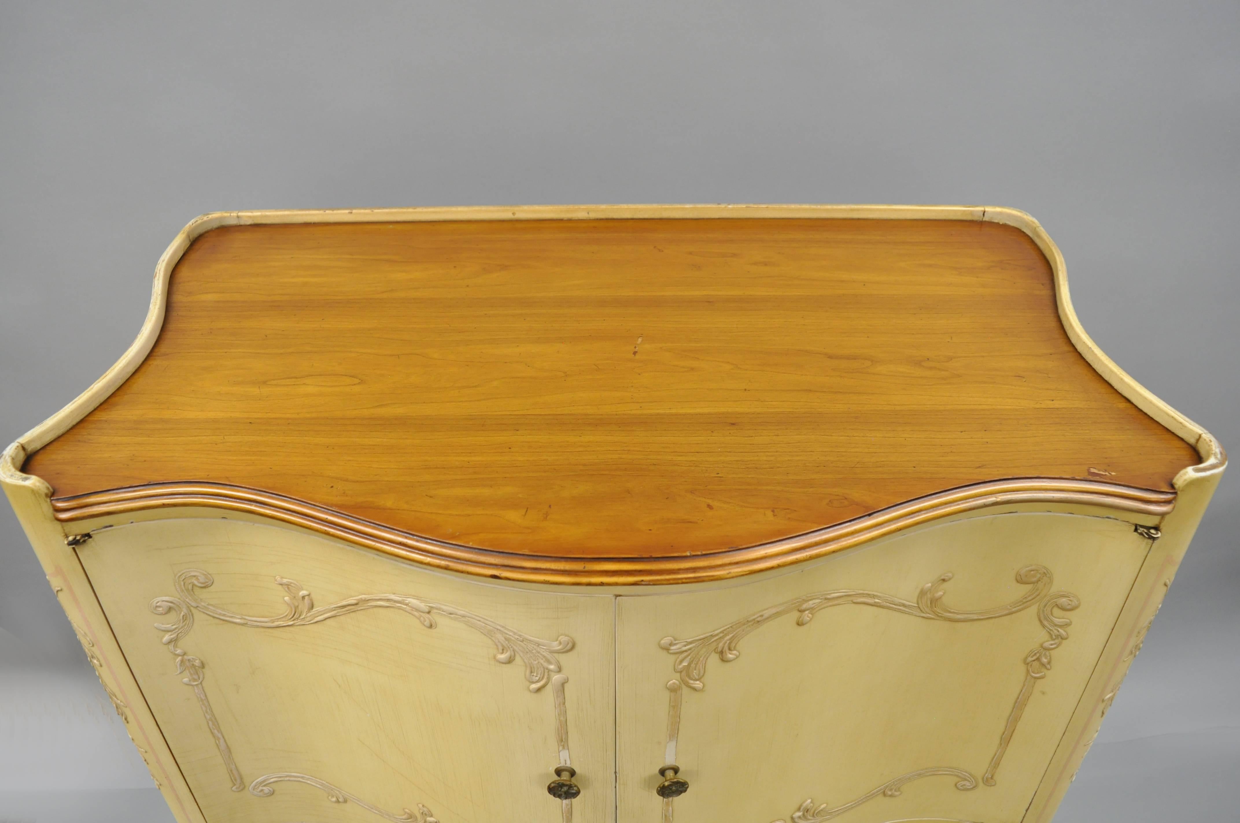 Américain Grande commode provinciale française de style Louis XV en noyer par John Widdicomb
