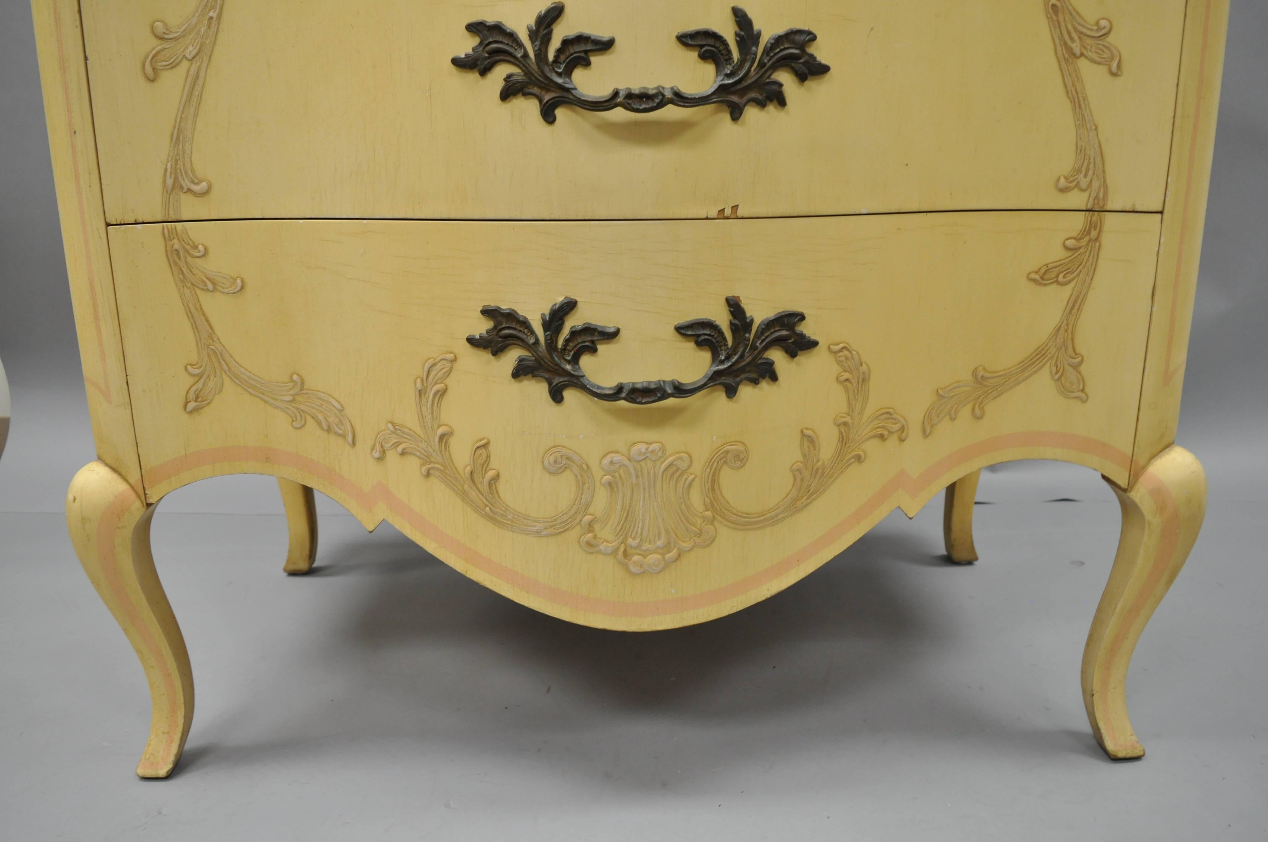 Grande commode provinciale française de style Louis XV en noyer par John Widdicomb Abîmé à Philadelphia, PA