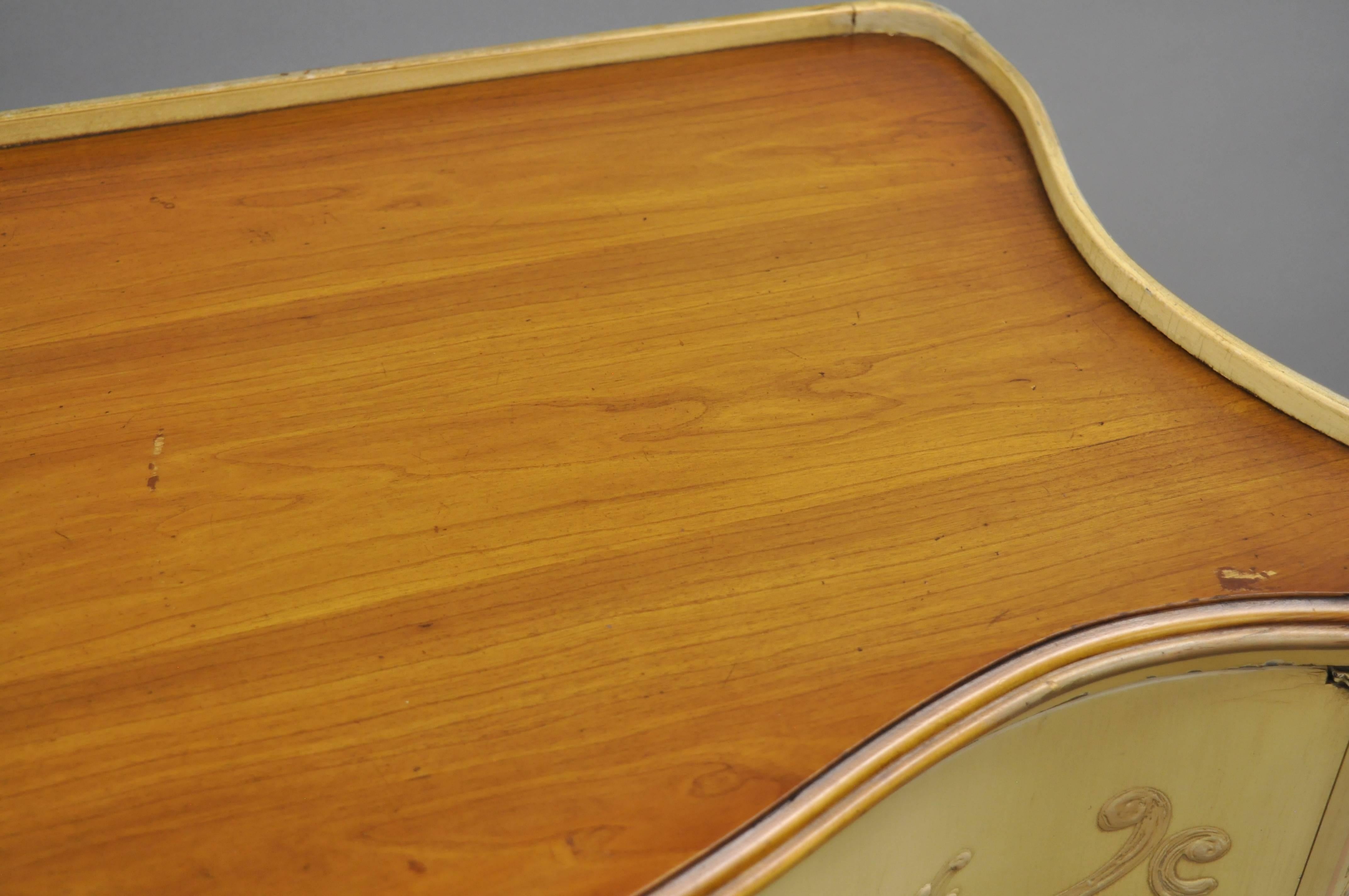 Milieu du XXe siècle Grande commode provinciale française de style Louis XV en noyer par John Widdicomb