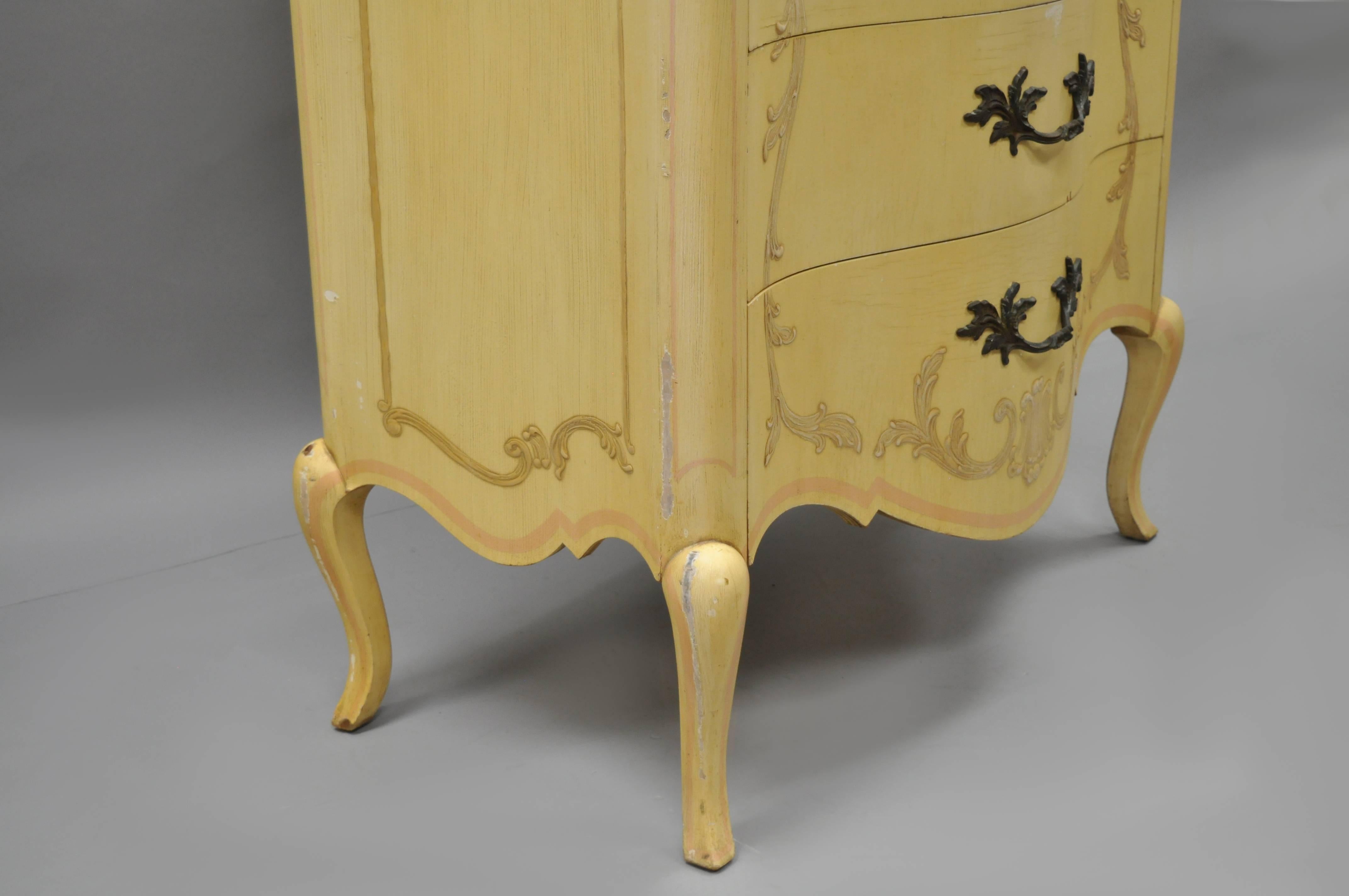 Noyer Grande commode provinciale française de style Louis XV en noyer par John Widdicomb