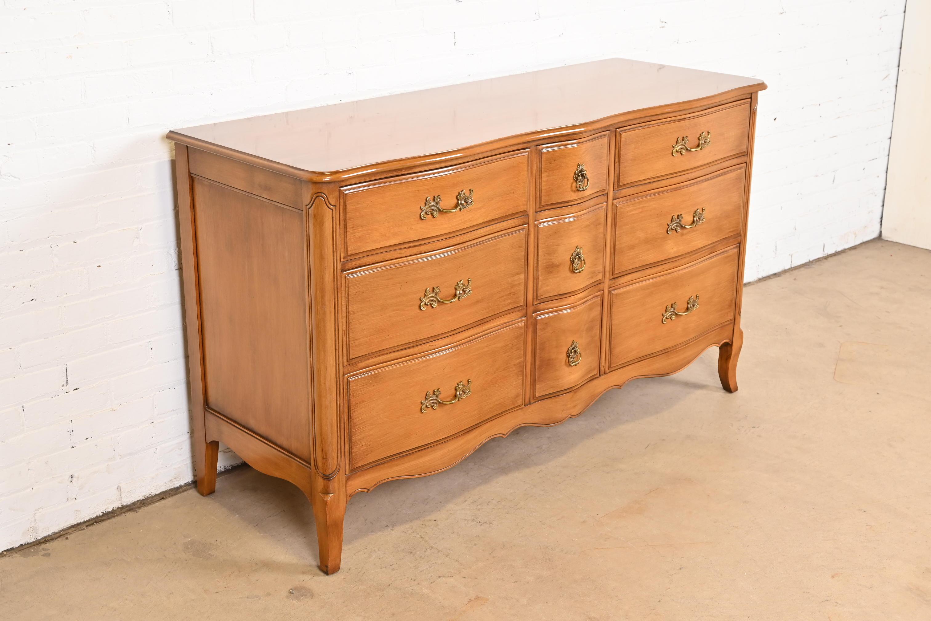 French Provincial Louis XV Triple Dresser by Davis Cabinet Co., 1950s In Good Condition In South Bend, IN