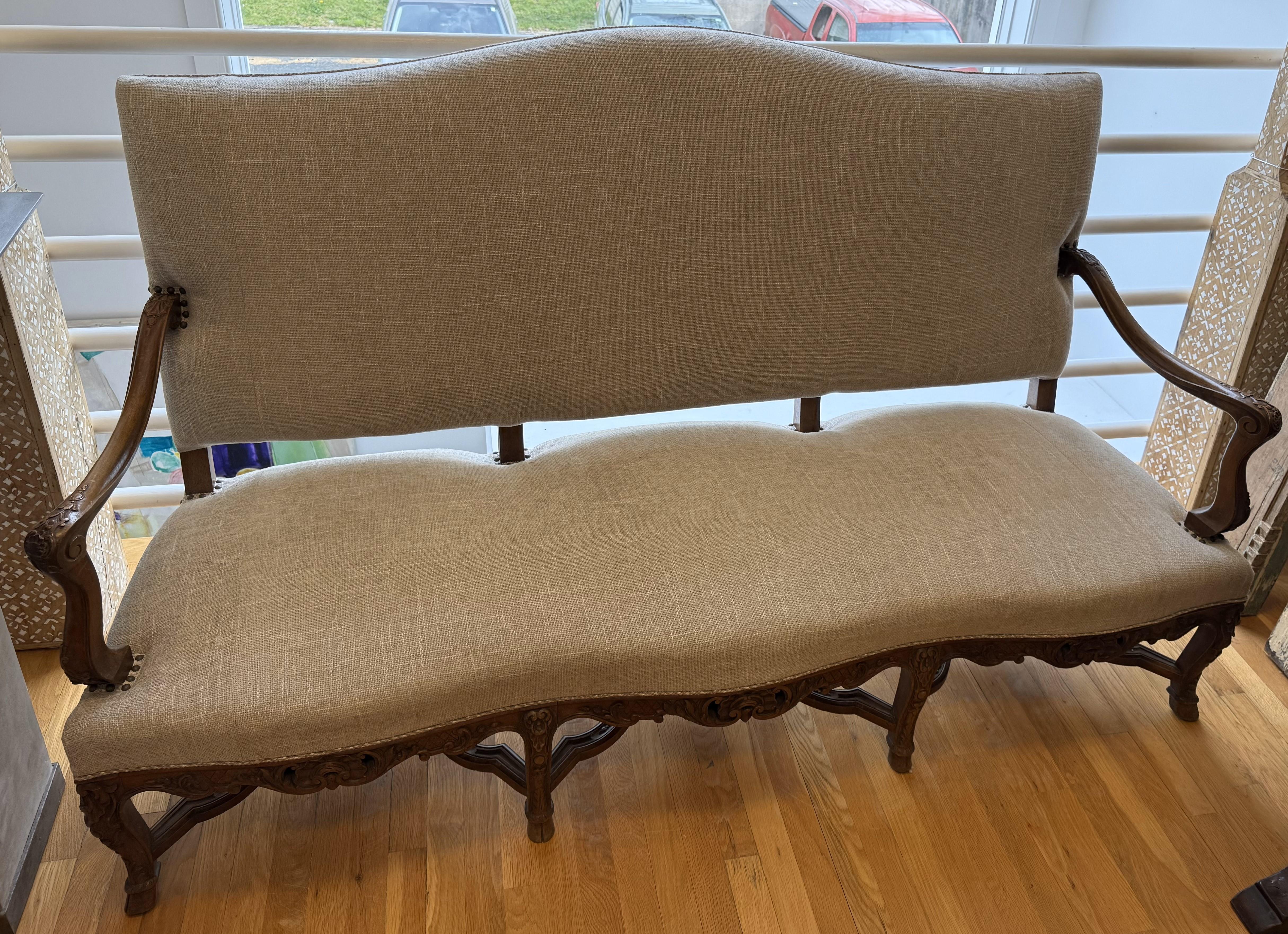 French Provincial Louis XV Walnut Settee In Excellent Condition For Sale In Middleburg, VA