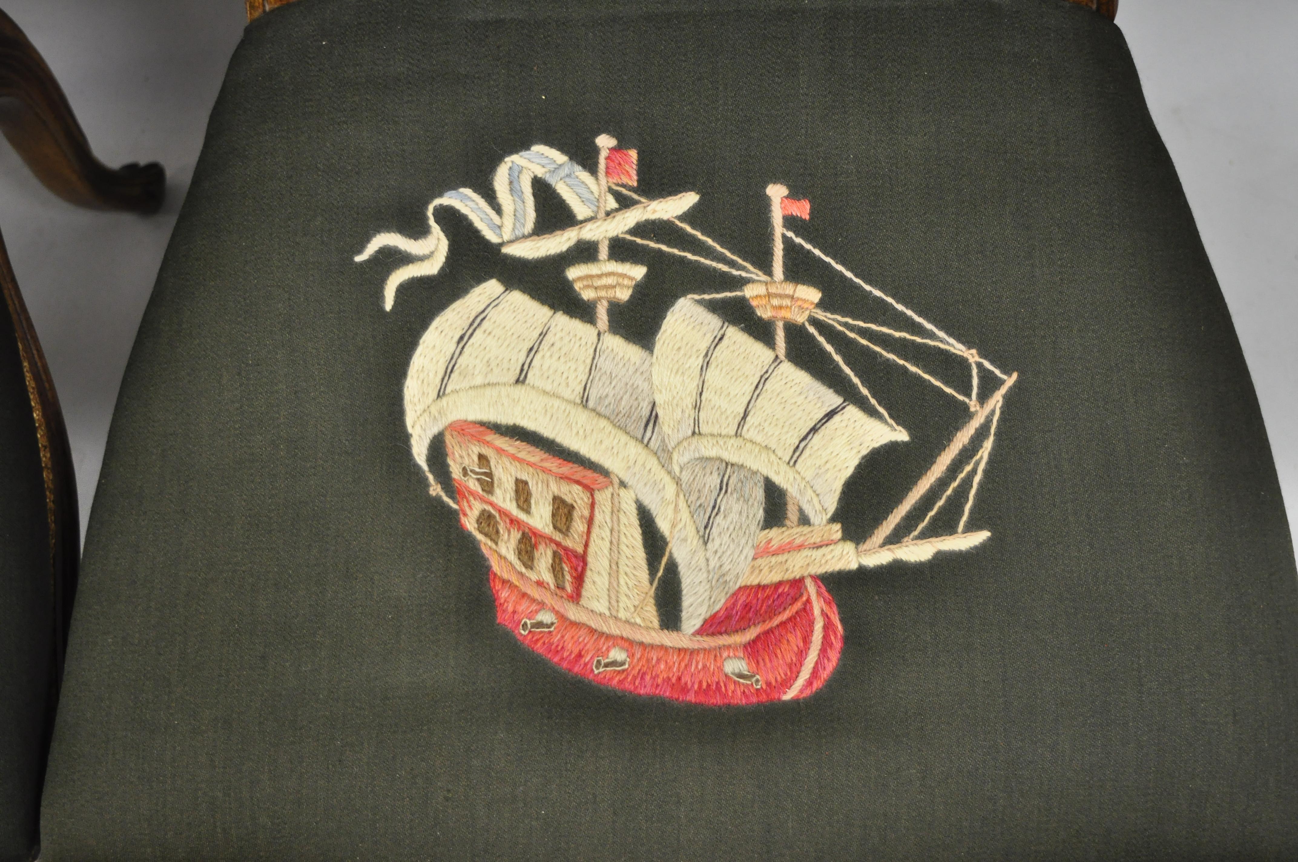 Paire de chaises d'appoint provinciales françaises Louis XV en noyer avec menuiserie de bateaux de bateaux Bon état - En vente à Philadelphia, PA