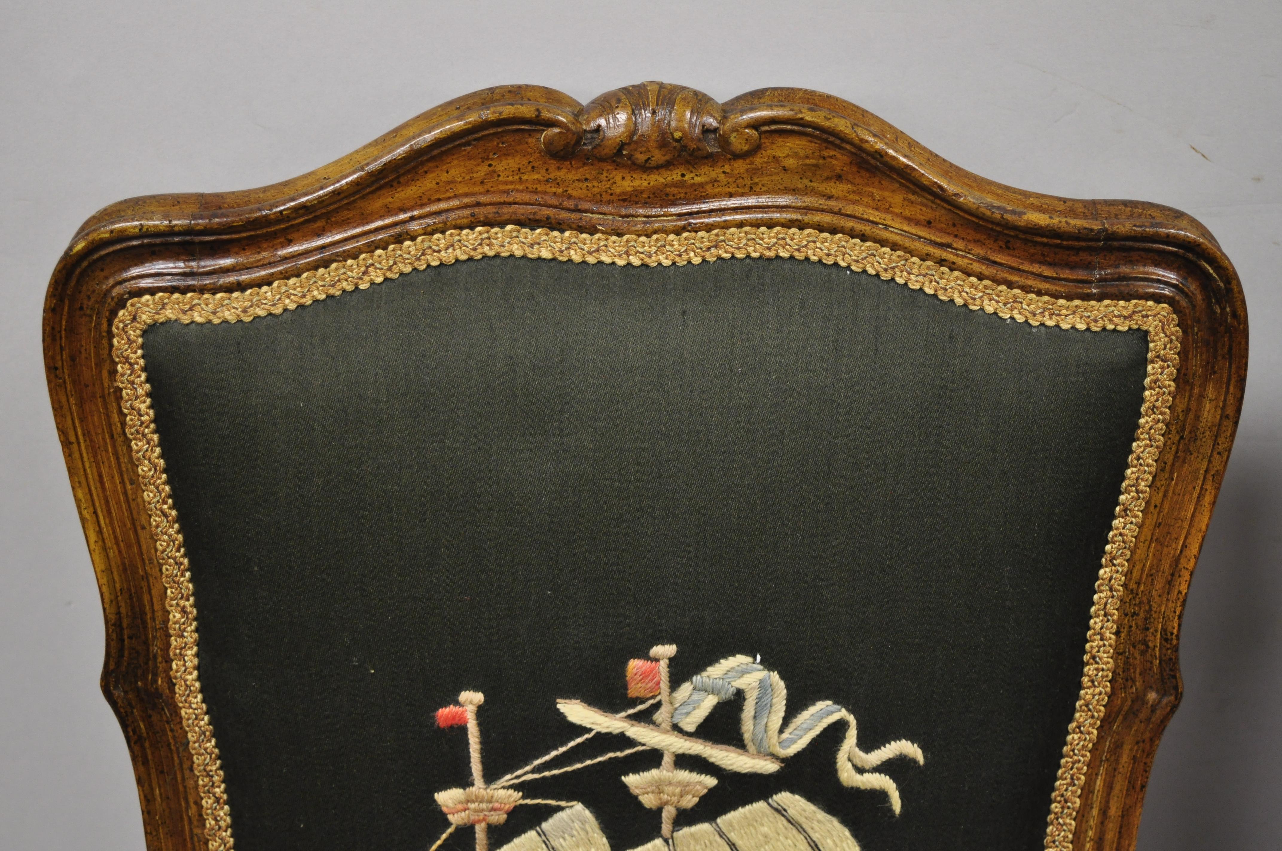 Paire de chaises d'appoint provinciales françaises Louis XV en noyer avec menuiserie de bateaux de bateaux en vente 1