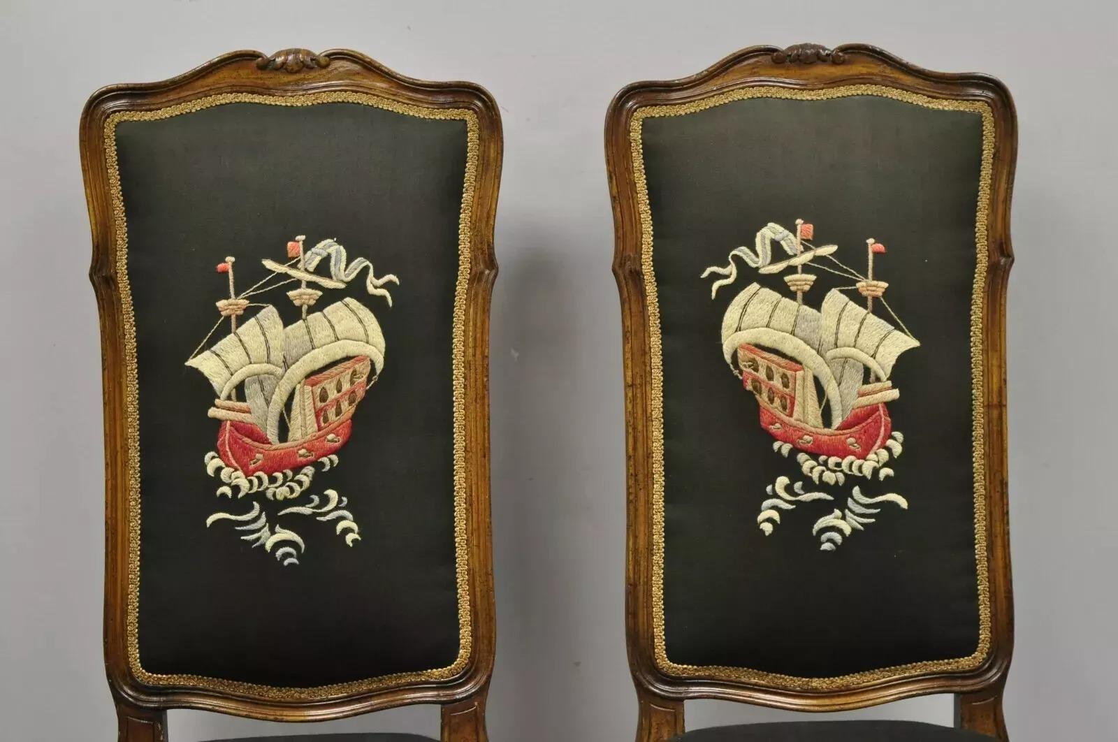 Sedie laterali in legno di noce in stile Luigi XV, vintage, con lavorazione a barca, una coppia. 