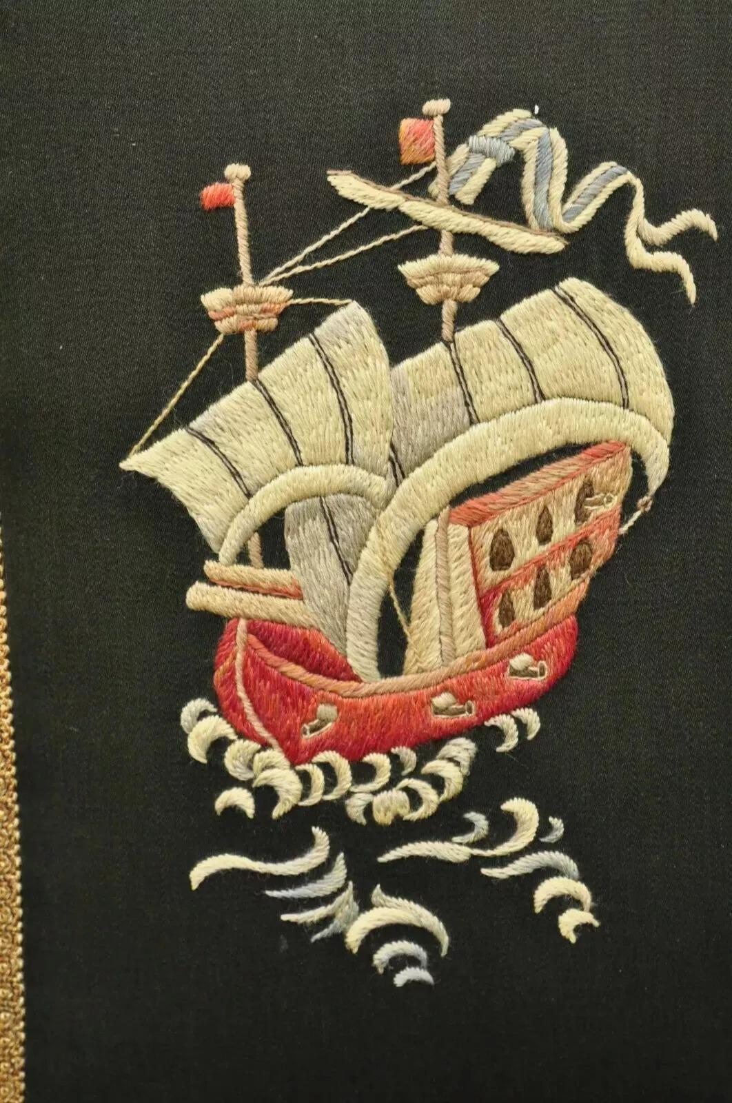 XX secolo Sedie provinciali francesi Luigi XV in legno di noce con lavorazione a ghirigori di una nave - una coppia in vendita