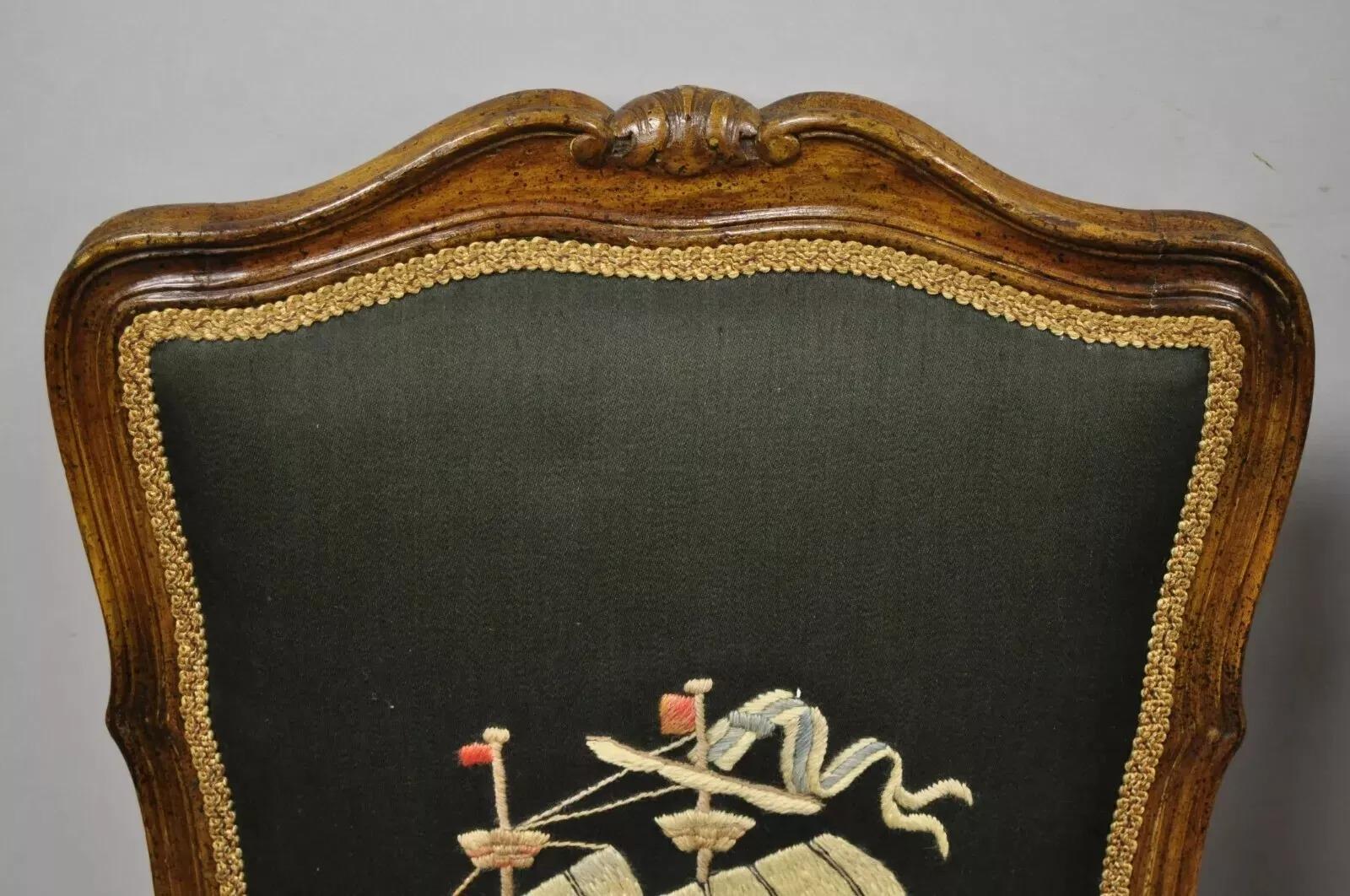 Sedie provinciali francesi Luigi XV in legno di noce con lavorazione a ghirigori di una nave - una coppia in vendita 2