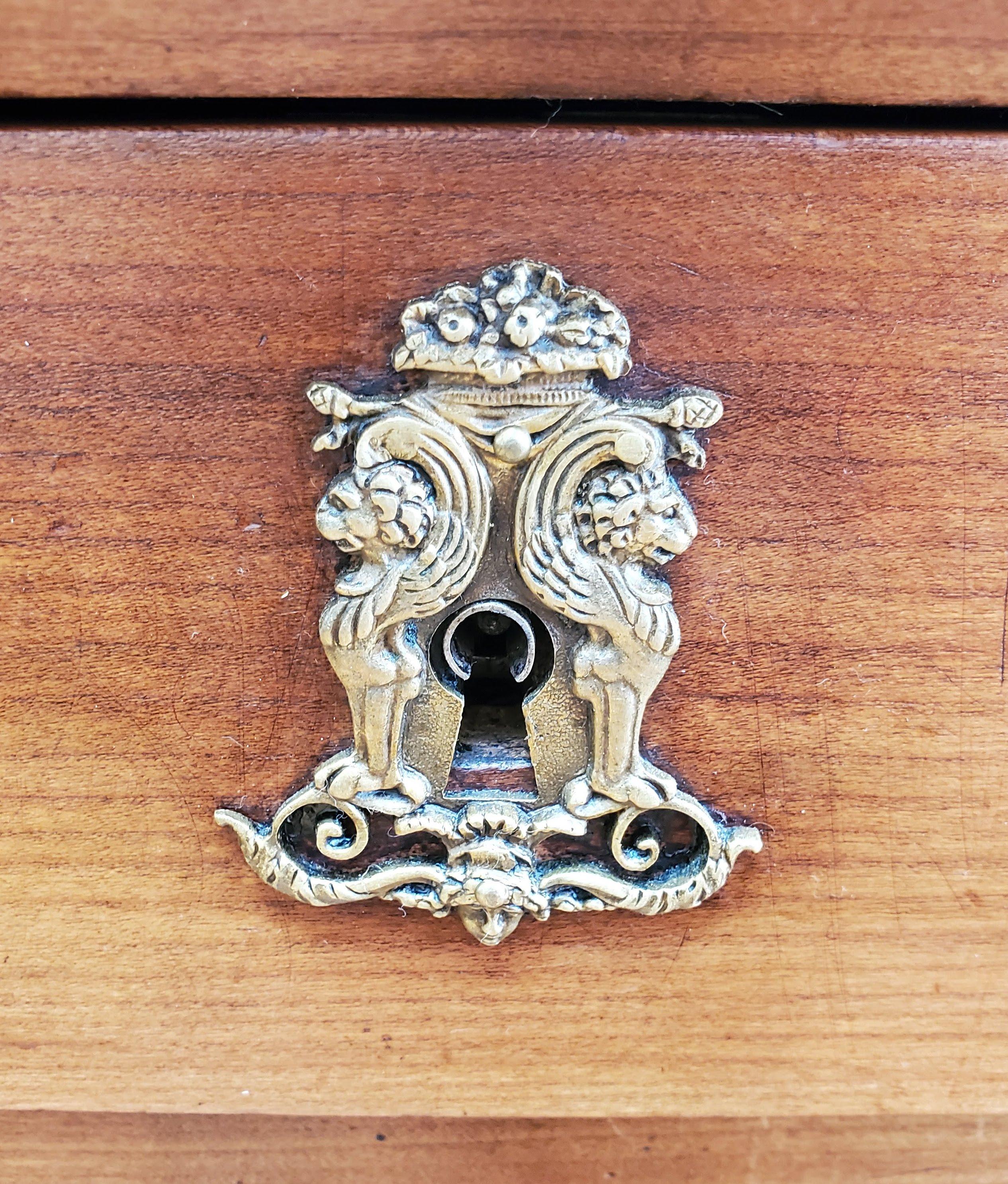 Buffet lungo Luigi XVI in legno di pero e olmo in vendita 10