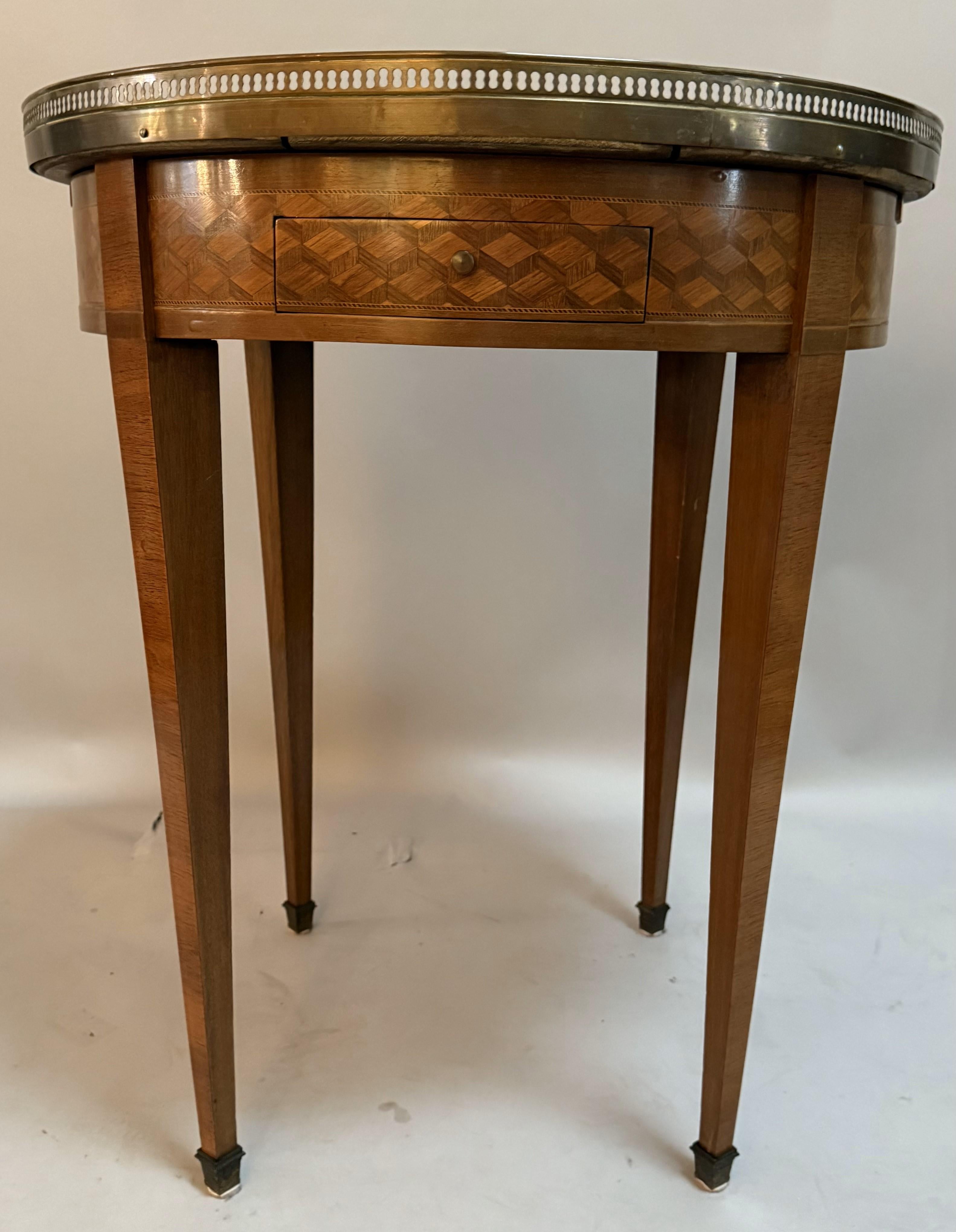 Mesa auxiliar francesa estilo Luis XVI con tapa de mármol espécimen en venta 3