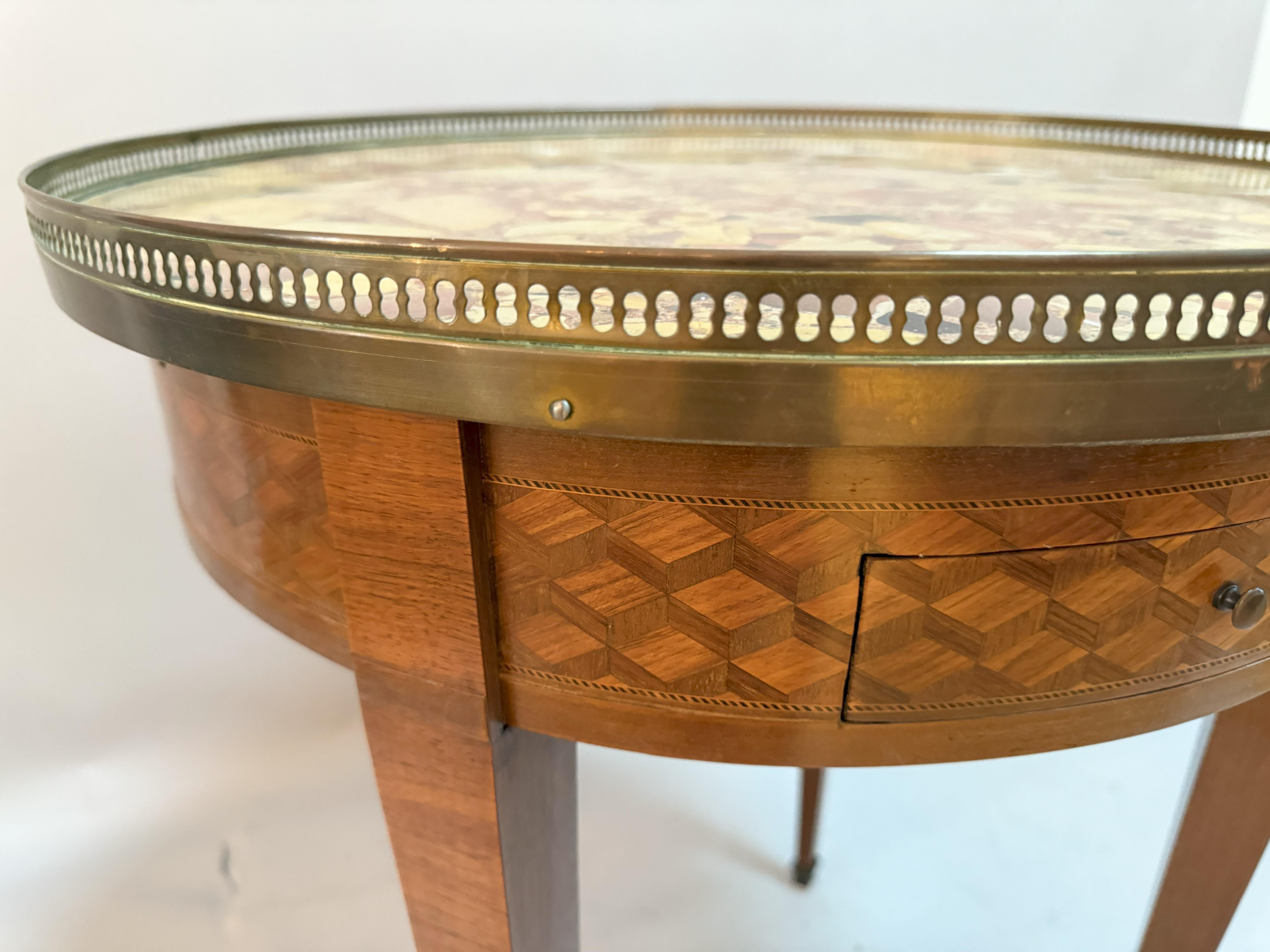 Mesa auxiliar francesa estilo Luis XVI con tapa de mármol espécimen en venta 4