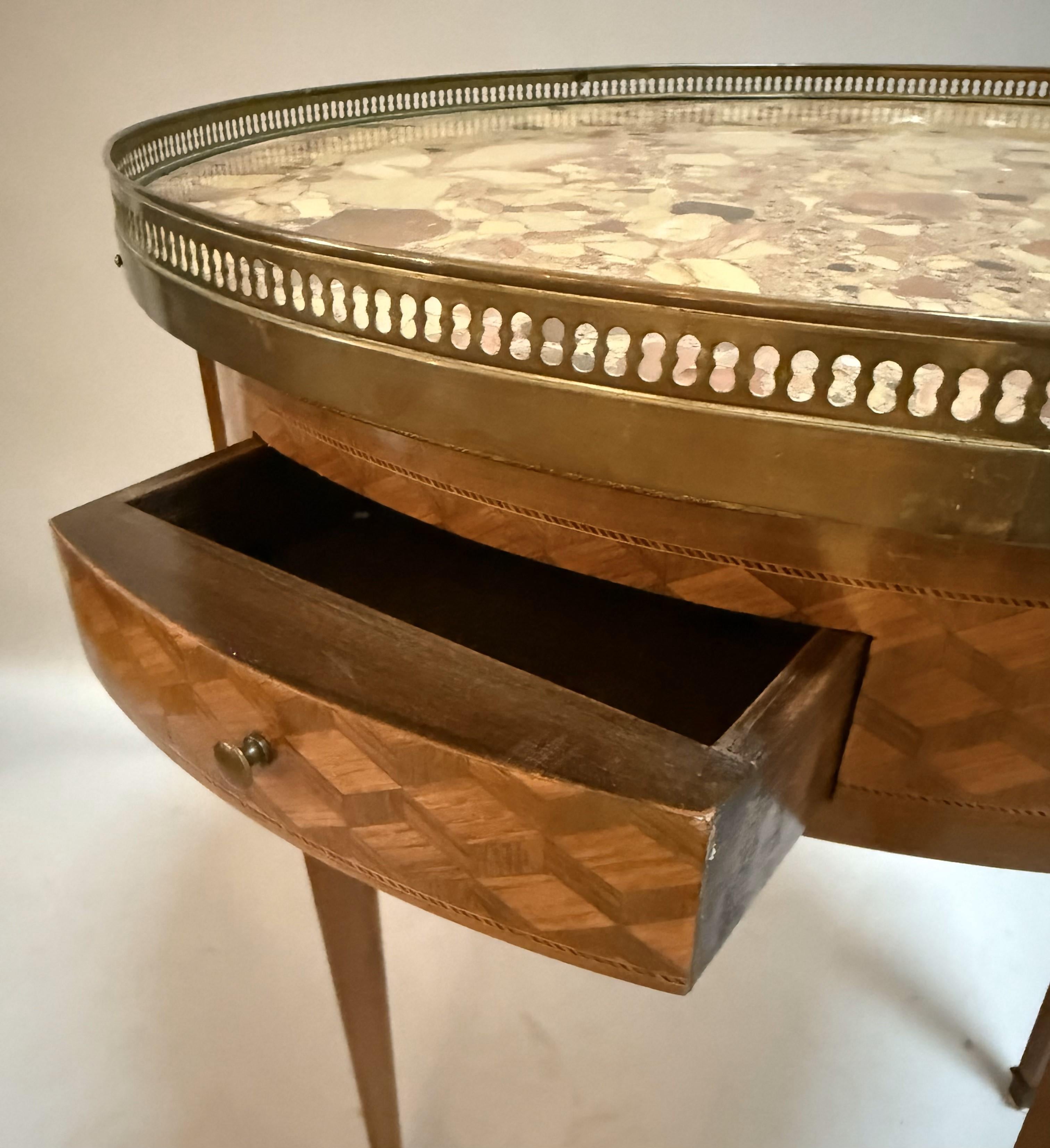 Mesa auxiliar francesa estilo Luis XVI con tapa de mármol espécimen Francés en venta