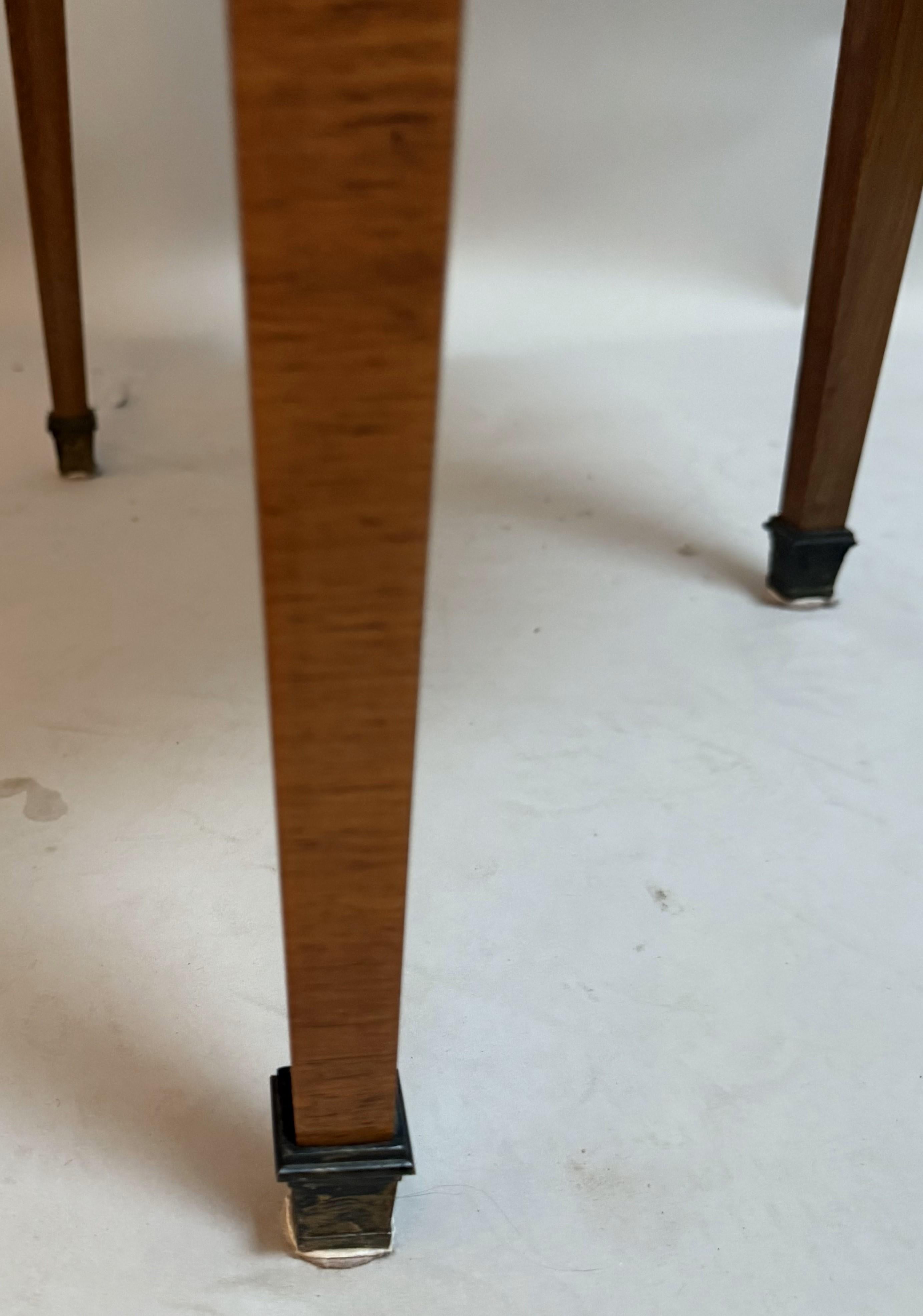 Mesa auxiliar francesa estilo Luis XVI con tapa de mármol espécimen siglo XIX en venta