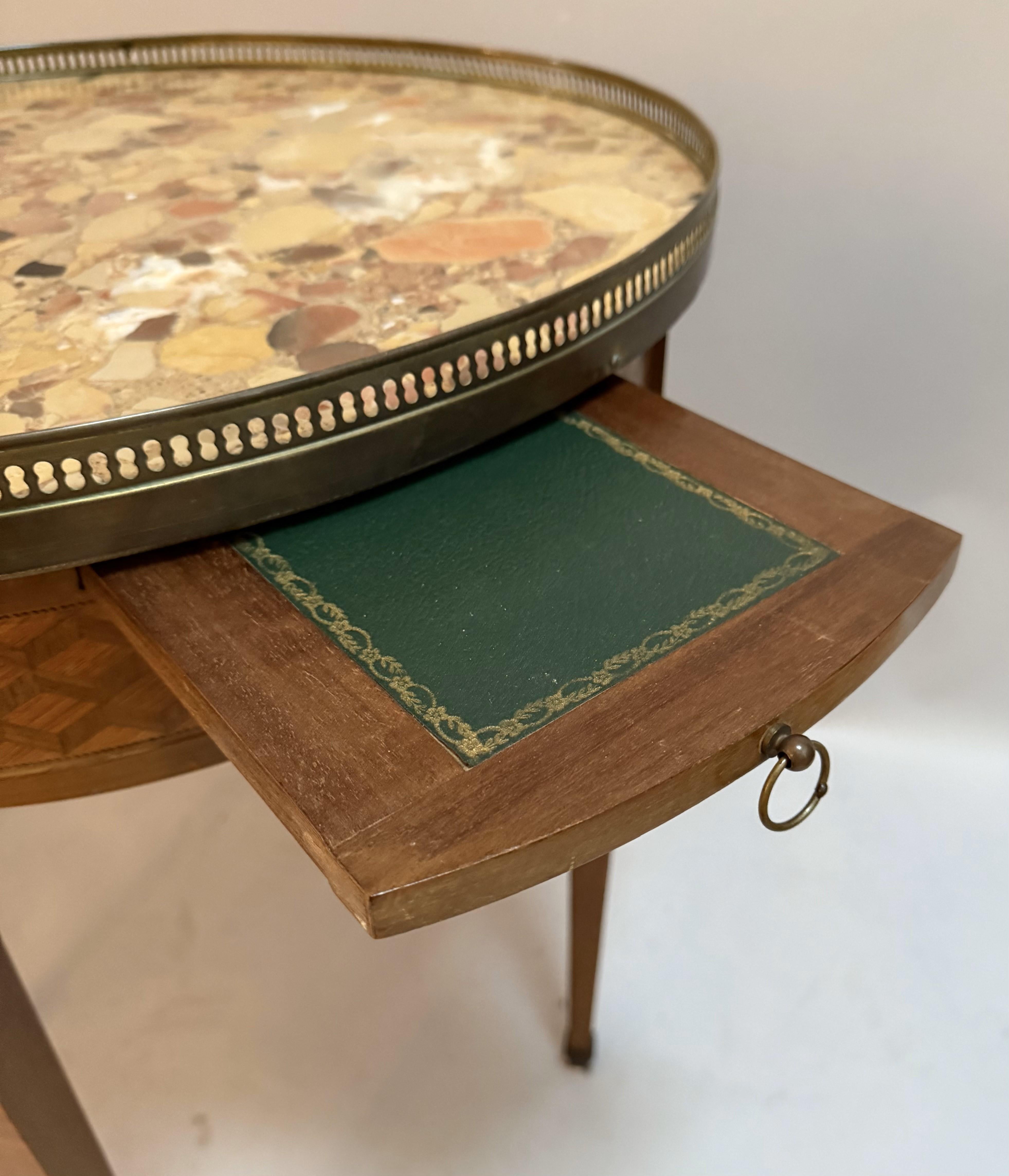 Mesa auxiliar francesa estilo Luis XVI con tapa de mármol espécimen Metal en venta