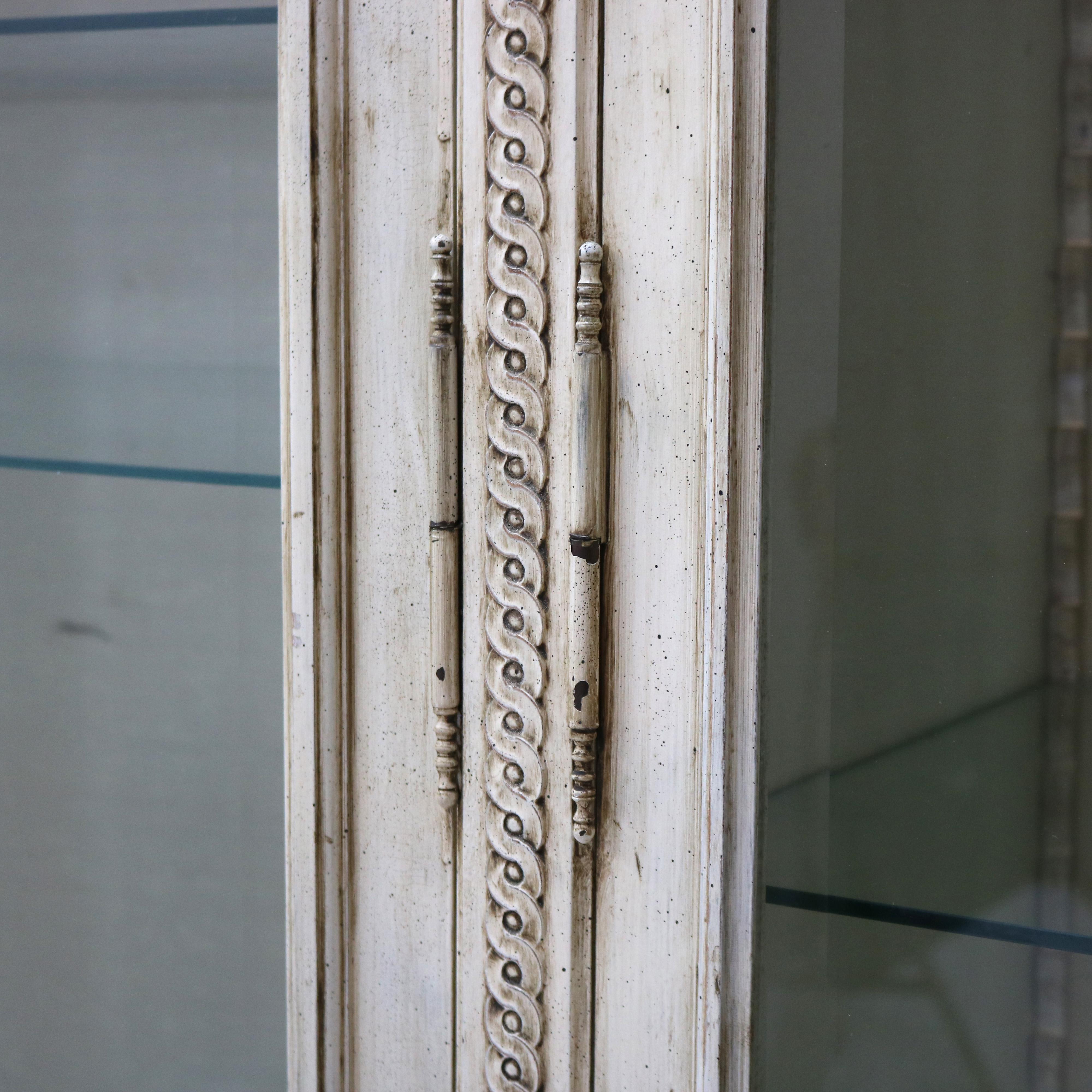 XX secolo Armadietto per porcellane a tre ante in stile Luigi XVI C1920 in vendita