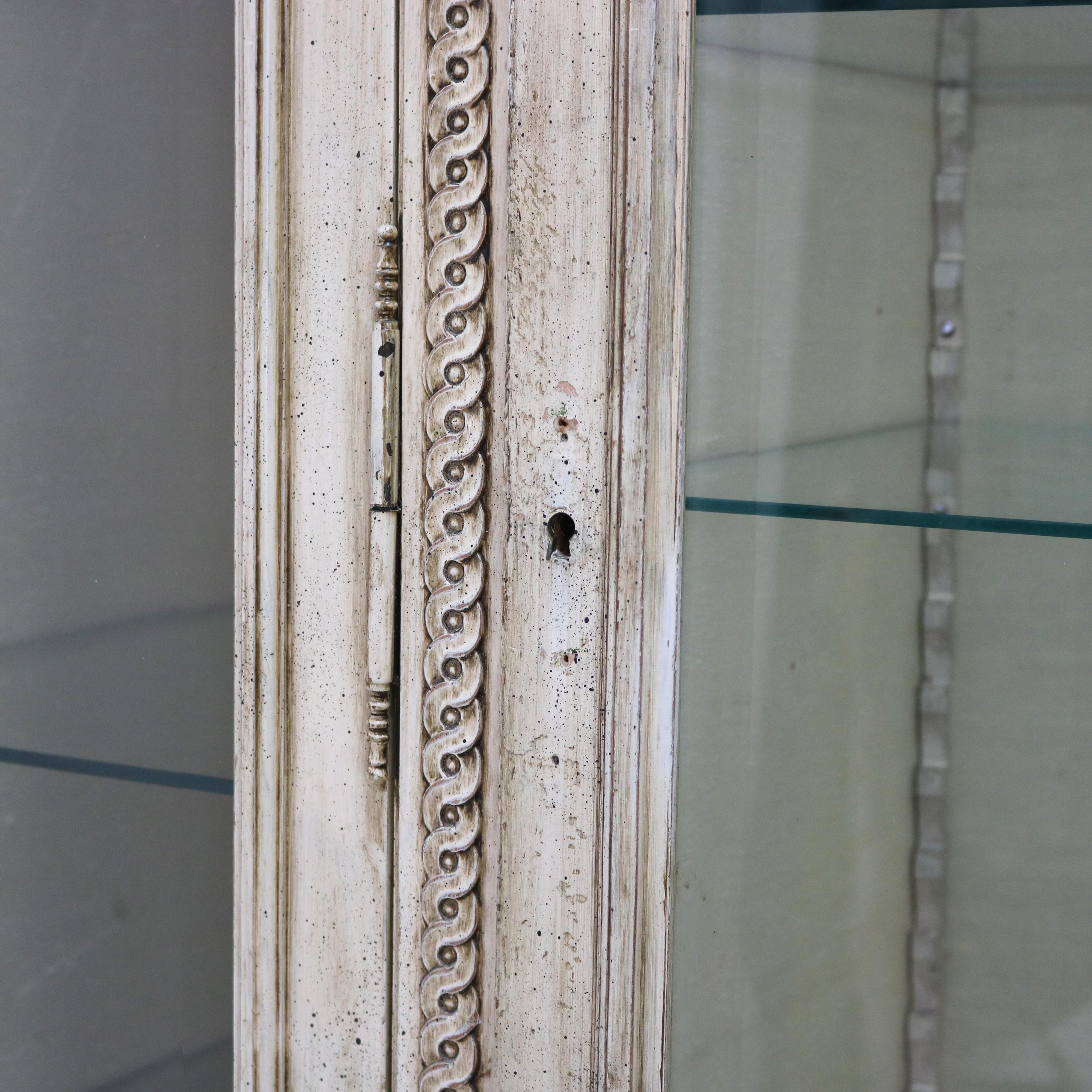 Legno Armadietto per porcellane a tre ante in stile Luigi XVI C1920 in vendita