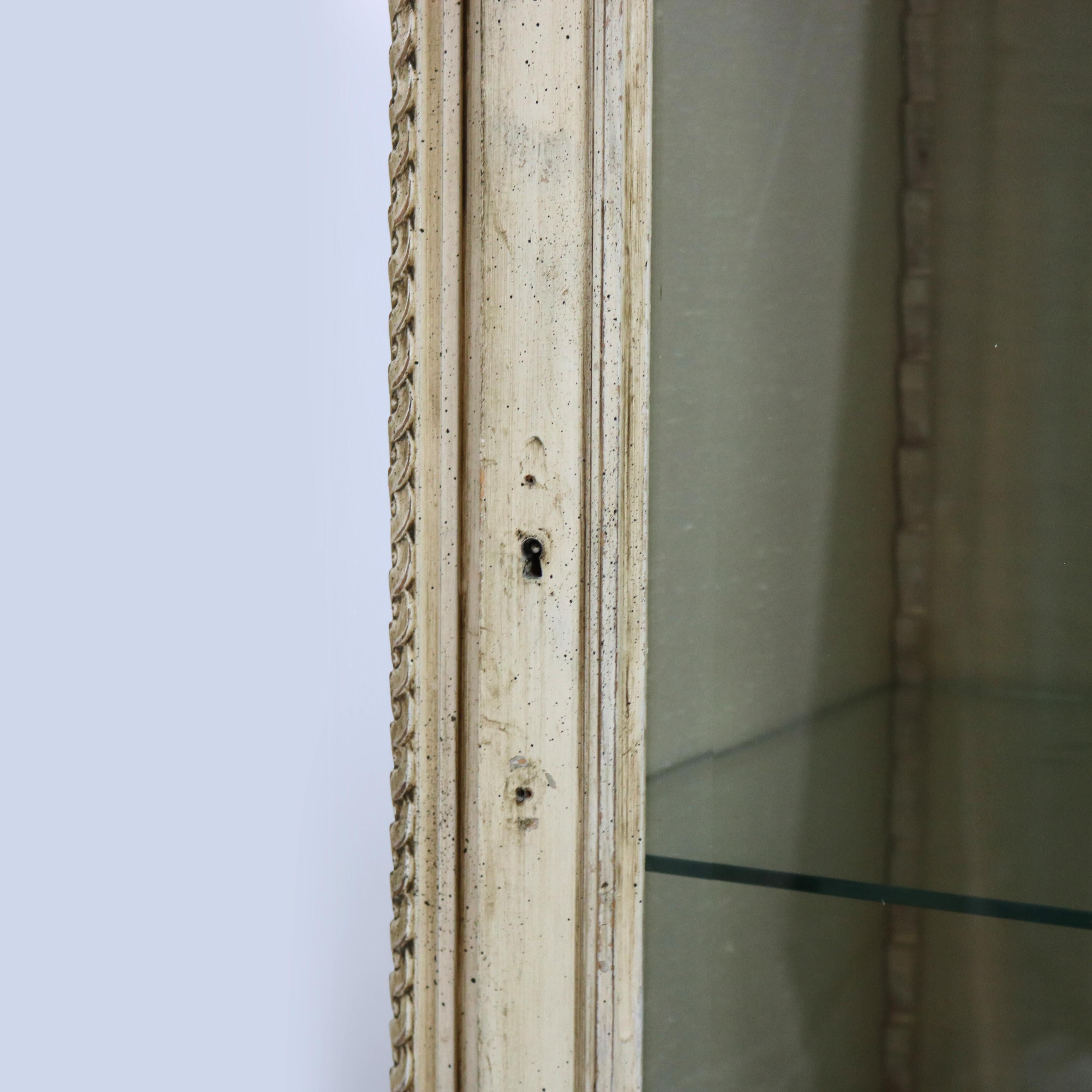 Armadietto per porcellane a tre ante in stile Luigi XVI C1920 in vendita 1