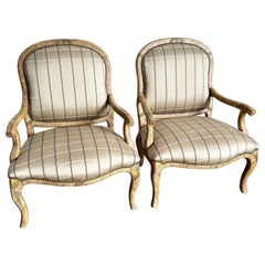 Chaises longues provinciales françaises avec clous en laiton - une paire