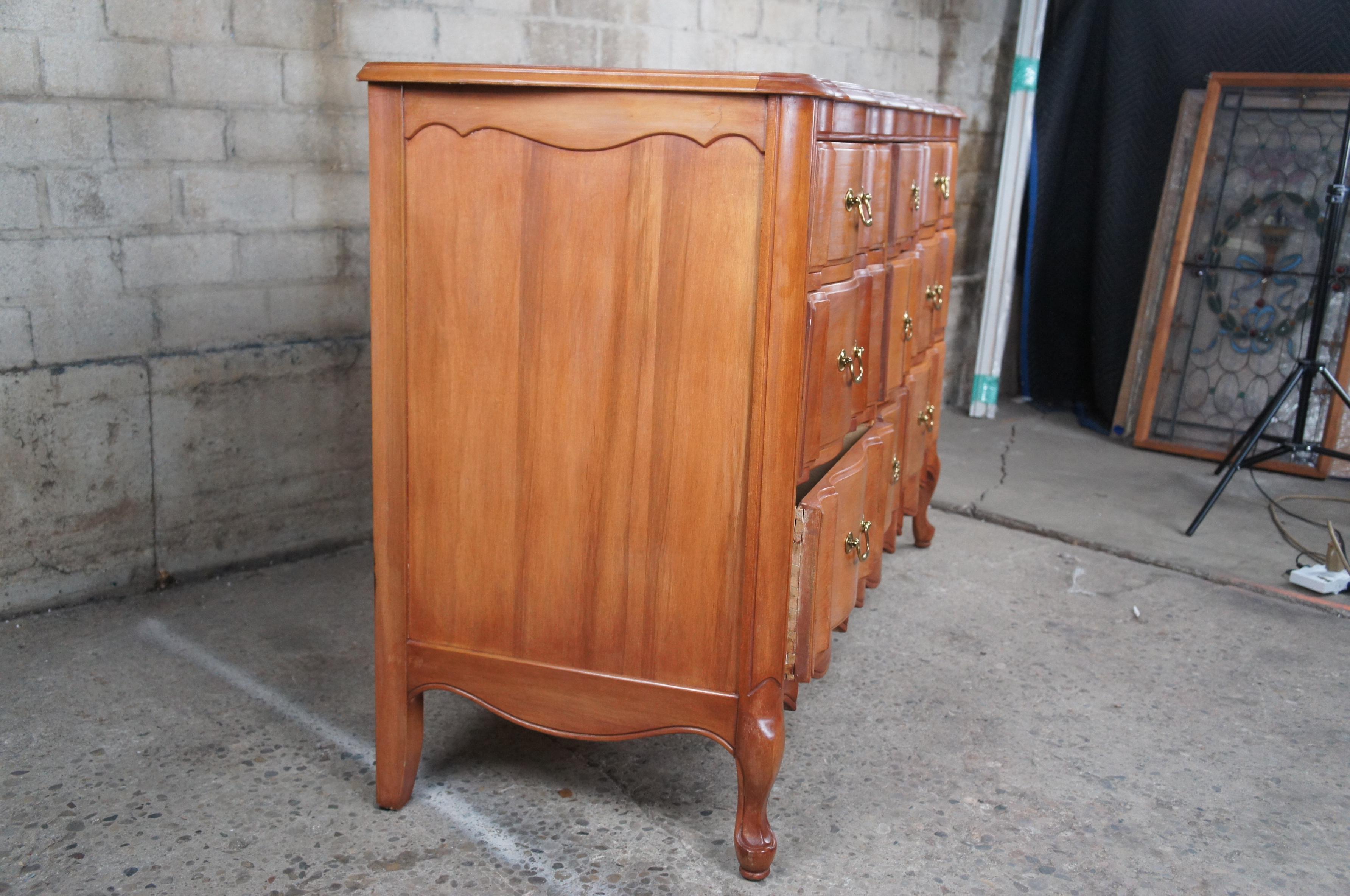 French Provincial Mahogany Serpentine Dresser Chest of Drawers w Vanity Mirror For Sale 5