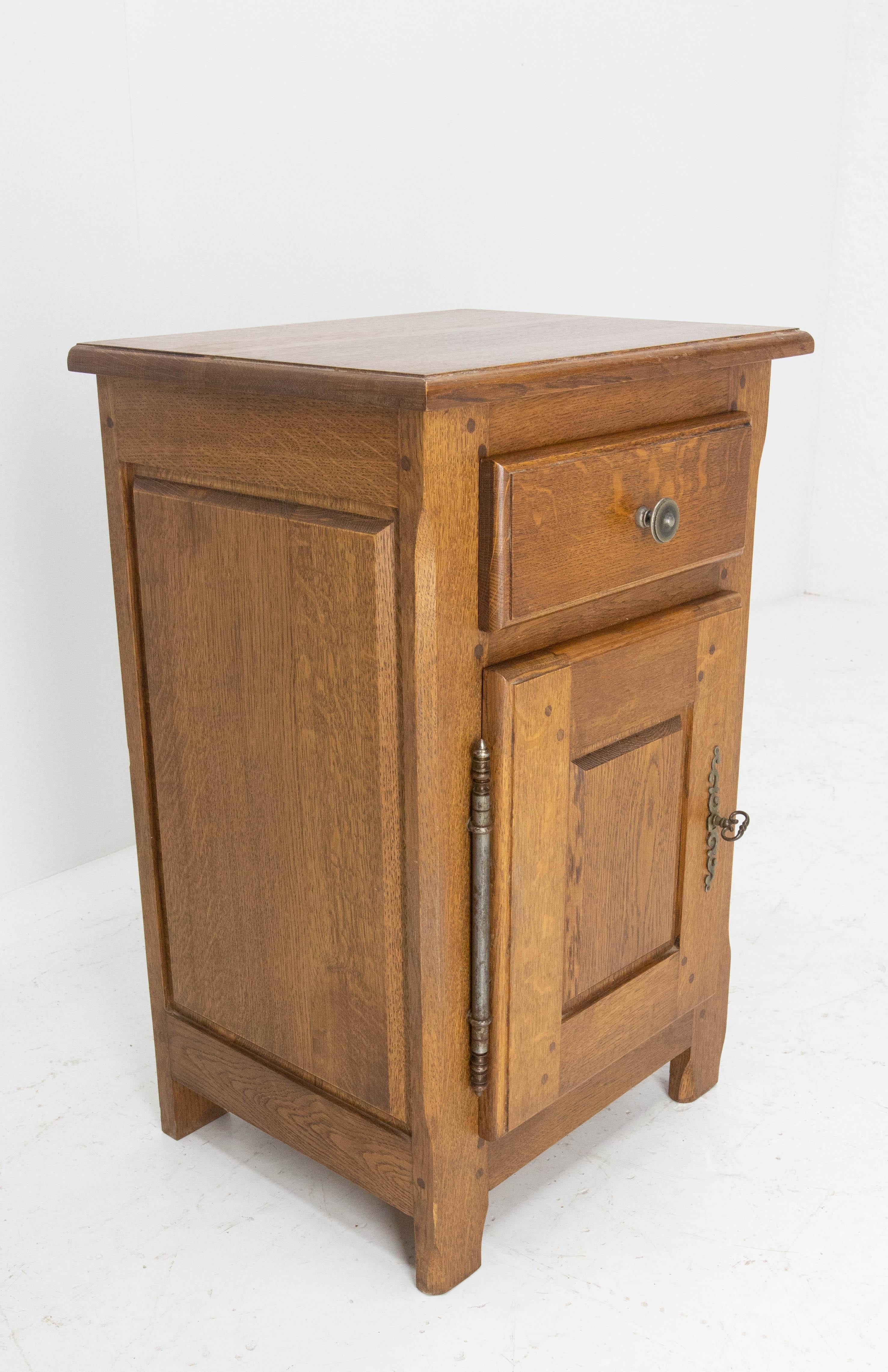 French side cabinet nightstand
Late 20th century
Massive oak bedside table
One drawer and one door
Good condition.

Shipping, poly de 4
L 54 P 46.5 H 81.5 23kg.