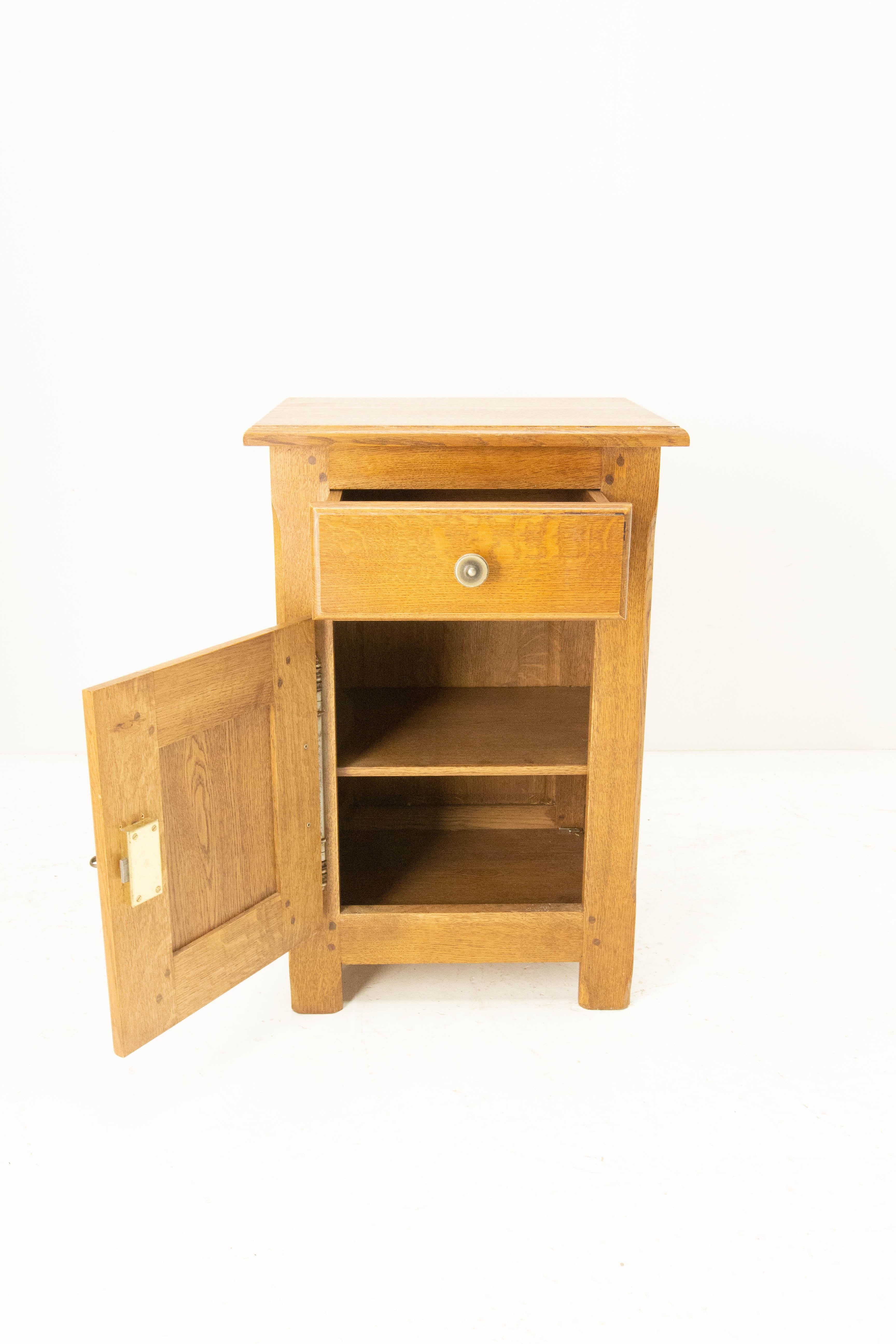 French Provincial Massive Oak Side Cabinet Nightstand Bedside Table, circa 1990 In Good Condition In Labrit, Landes