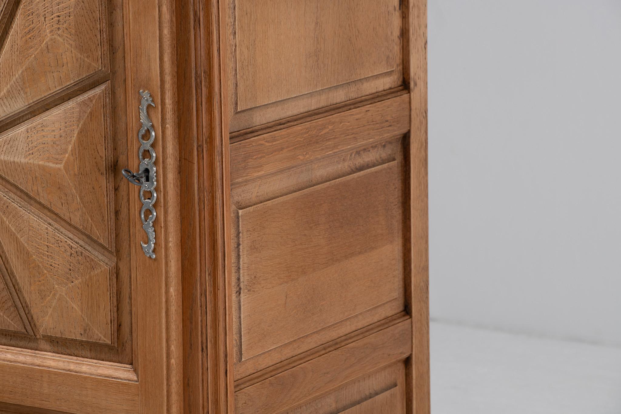 French Provincial Oak Armoire, Hand-Carved, Mid-Century In Good Condition For Sale In Kaštel Sućurac, Splitsko-dalmatinska županija