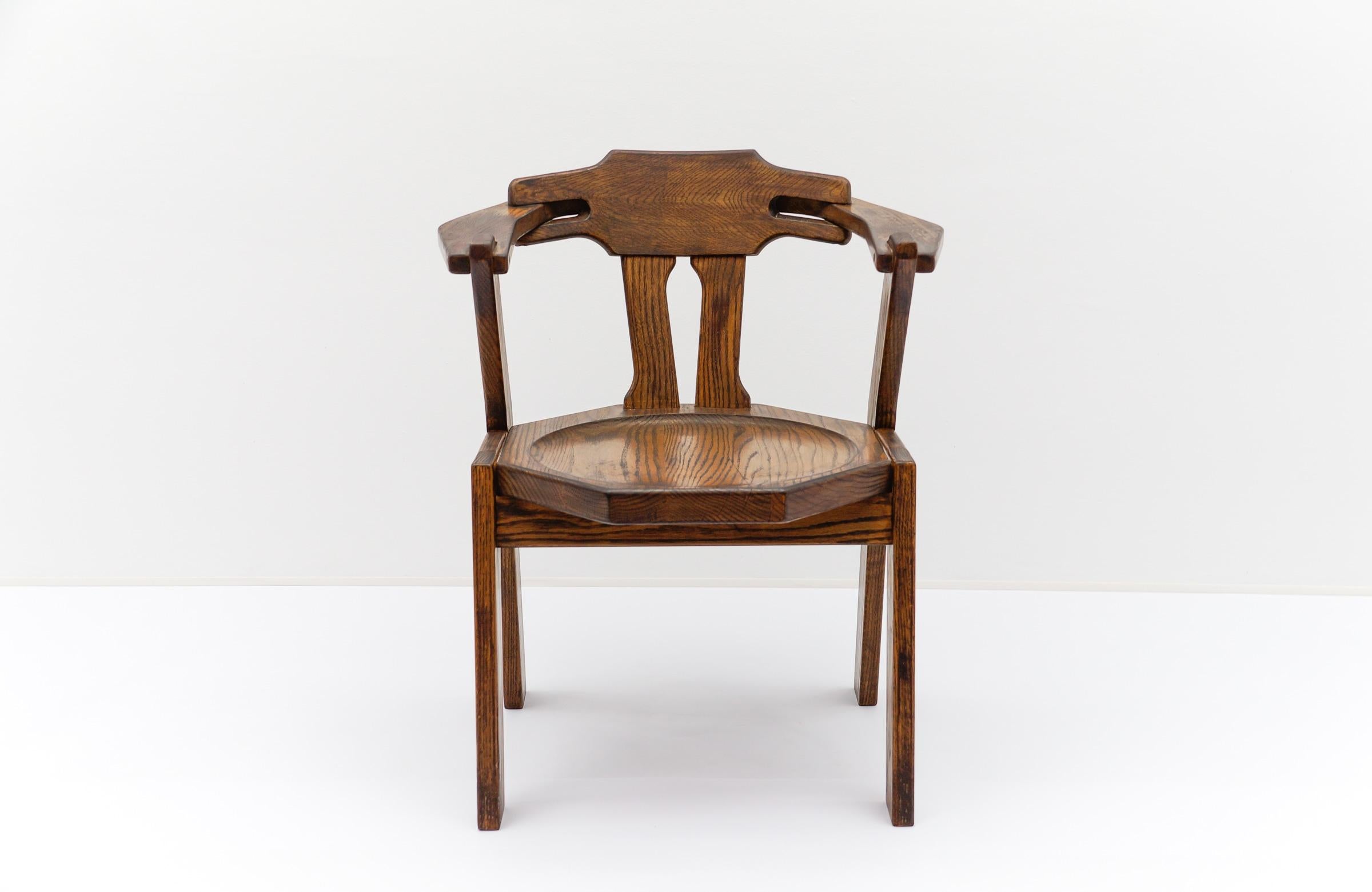 Stuhl aus Eiche im französischen Stil, 1960er Jahre, Mitte des Jahrhunderts (Brutalismus) im Angebot