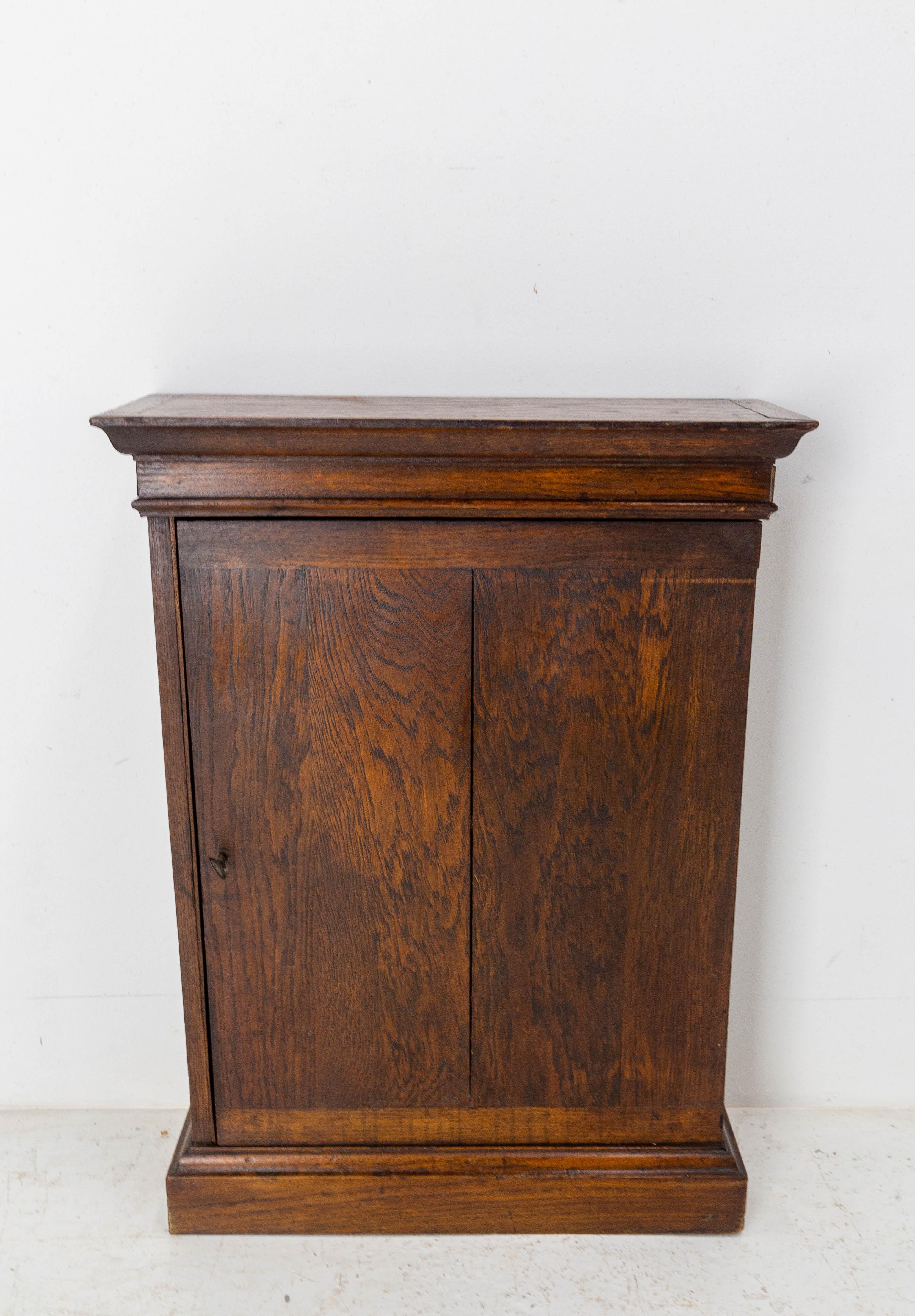 Early 20th century French cabinet buffet
Oak wood
Reduced depth furniture ideal for small spaces
One median shelf
In good condition 

Shipping:
L53,5 P19,5 H72 11,5 kg