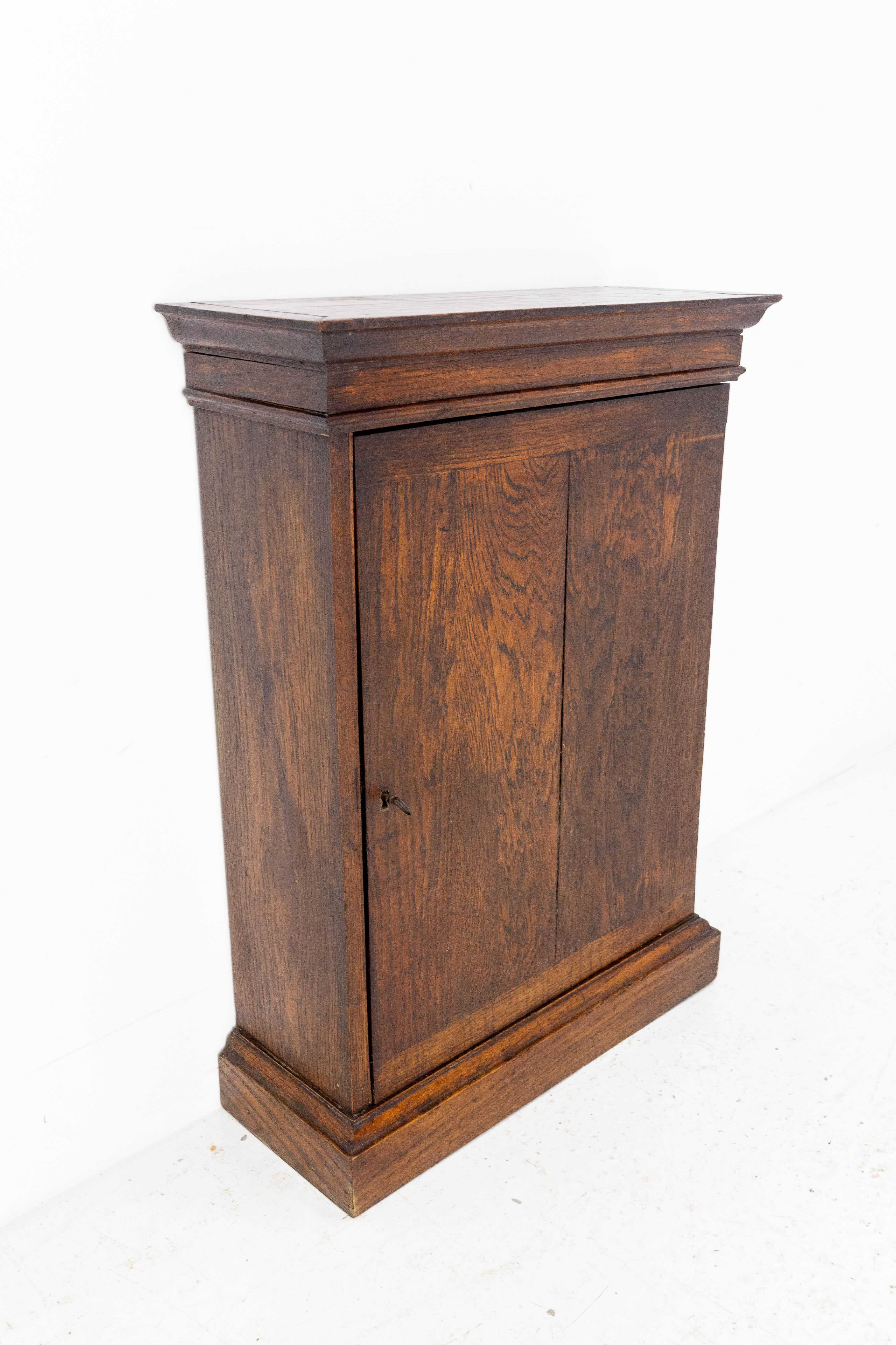 French Provincial Oak Little Buffet Cabinet, Early 20th Century In Good Condition In Labrit, Landes
