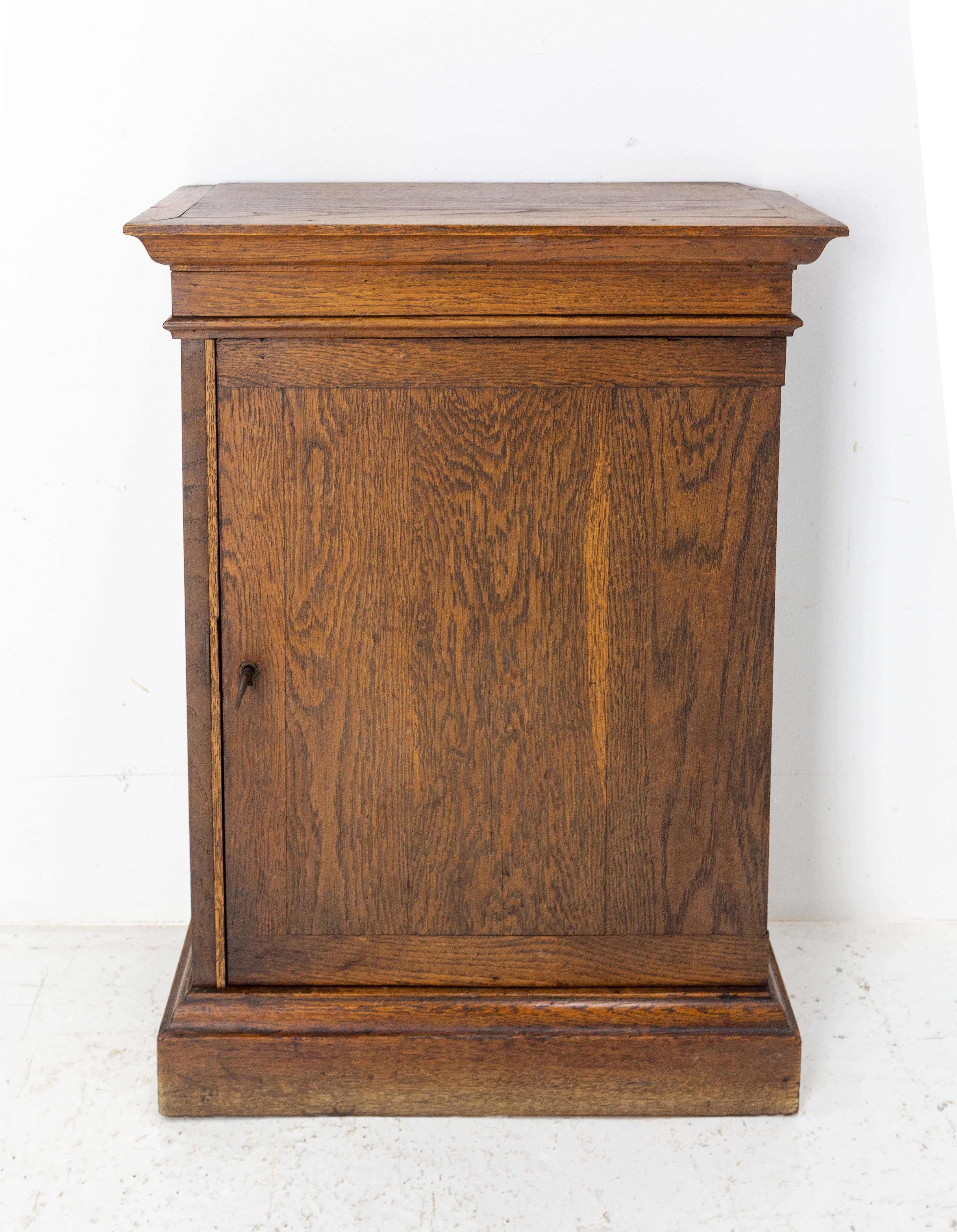 Early 20th century French cabinet buffet
Oak wood
Reduced depth furniture ideal for small spaces
In good condition 

Shipping:
L45,5 P19,50 H62 8,7Kg.