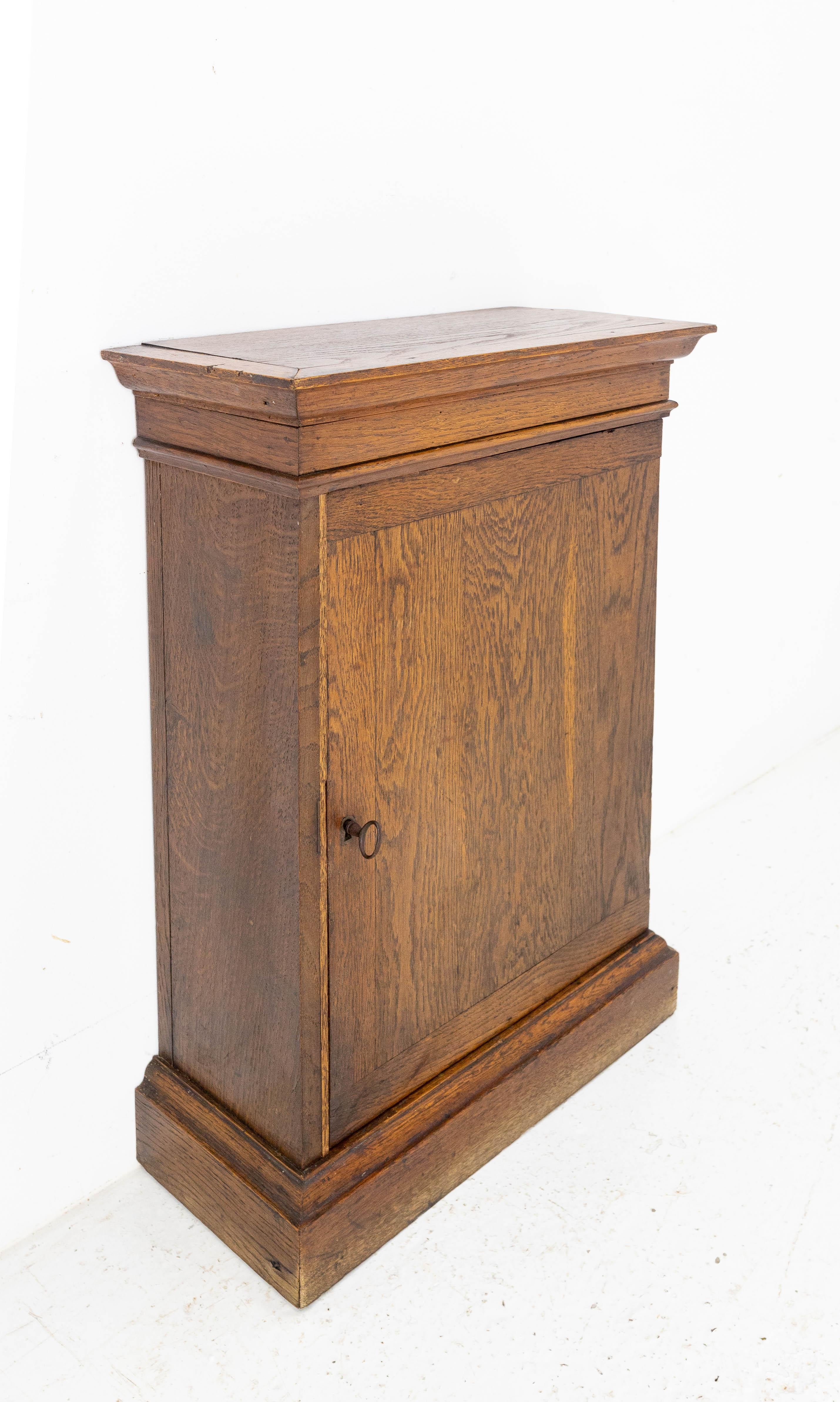 French Provincial Oak Little Cabinet, Early 20th Century In Good Condition In Labrit, Landes