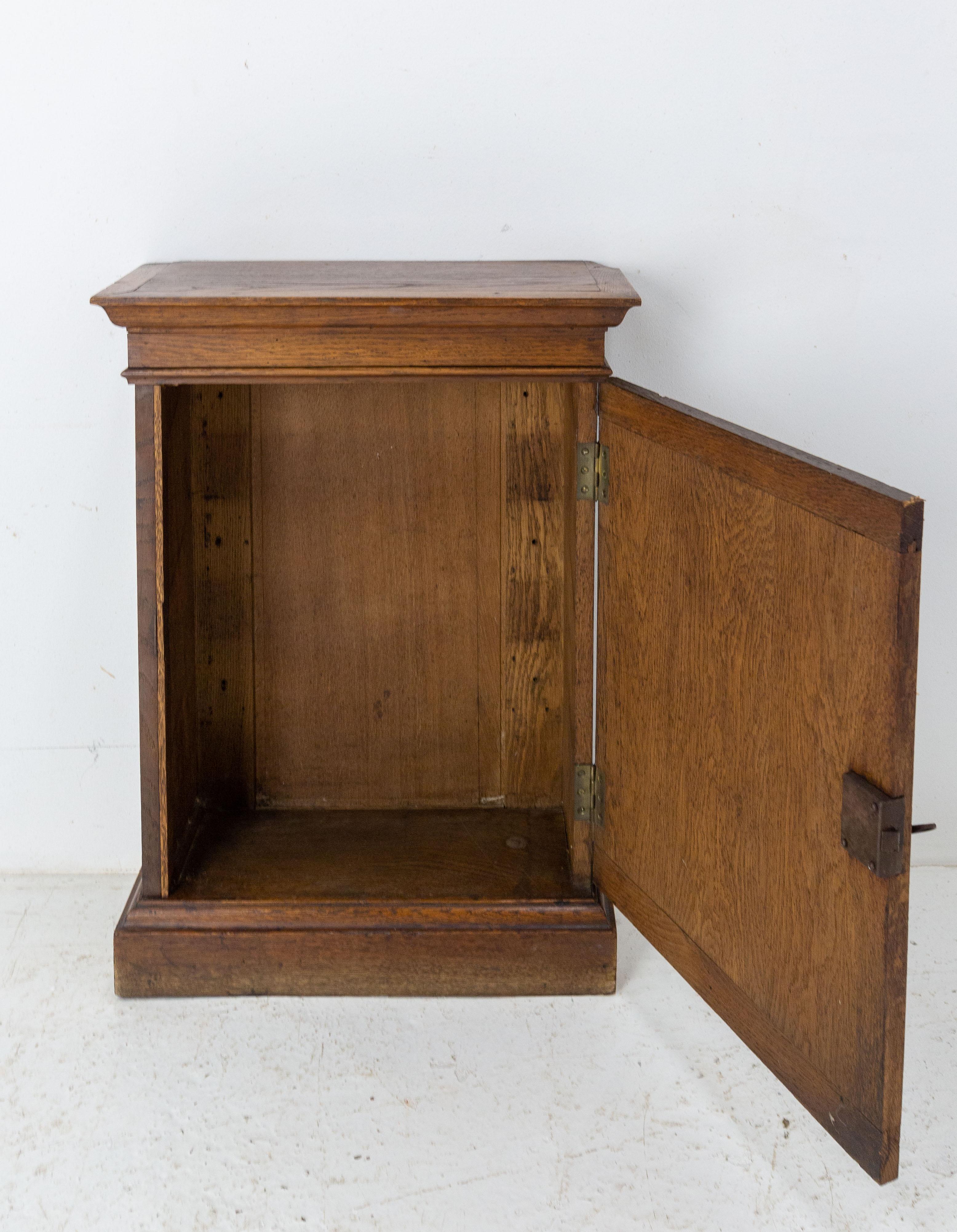 French Provincial Oak Little Cabinet, Early 20th Century 4