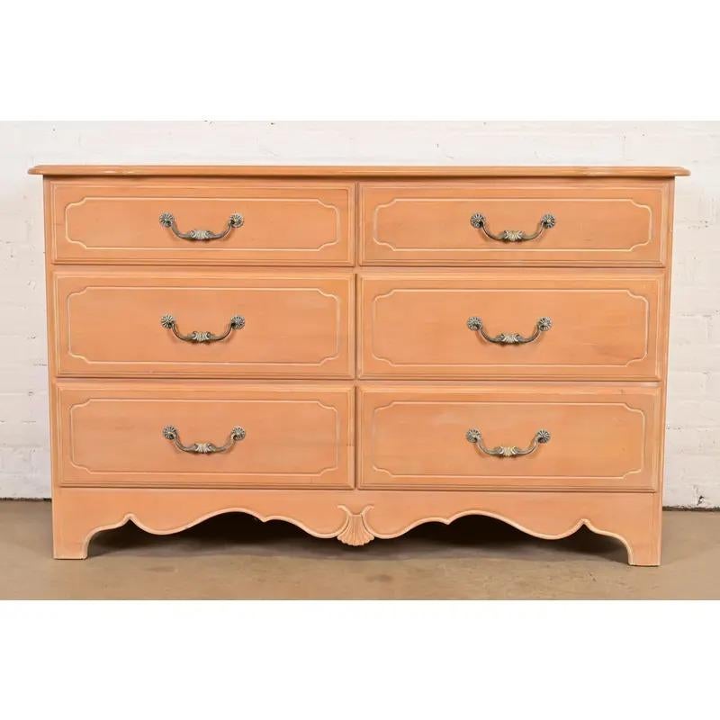Uno splendido comò o credenza a sei cassetti in stile provinciale francese o country francese

USA, 1993

Acero massiccio intagliato, con ferramenta originale in ottone.

Misure: 52 