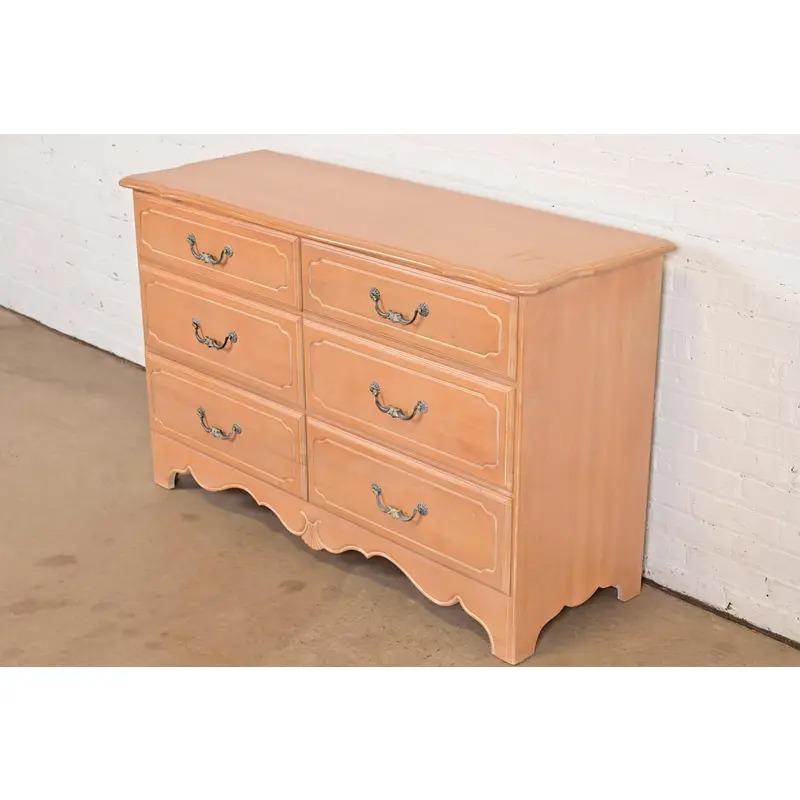 Americano Comò a sei cassetti in acero francese provinciale o country in vendita