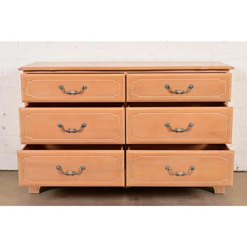 Fine XX secolo Comò a sei cassetti in acero francese provinciale o country in vendita