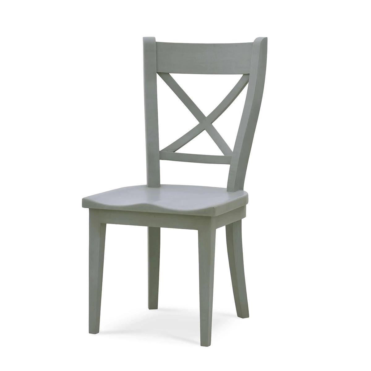 Un mélange parfait de charme traditionnel et de fonctionnalité moderne. Cette chaise est dotée d'un cadre en bois massif avec une finition en Charleston Gray peinte à la main, garantissant à la fois la durabilité et un attrait intemporel. Le dossier
