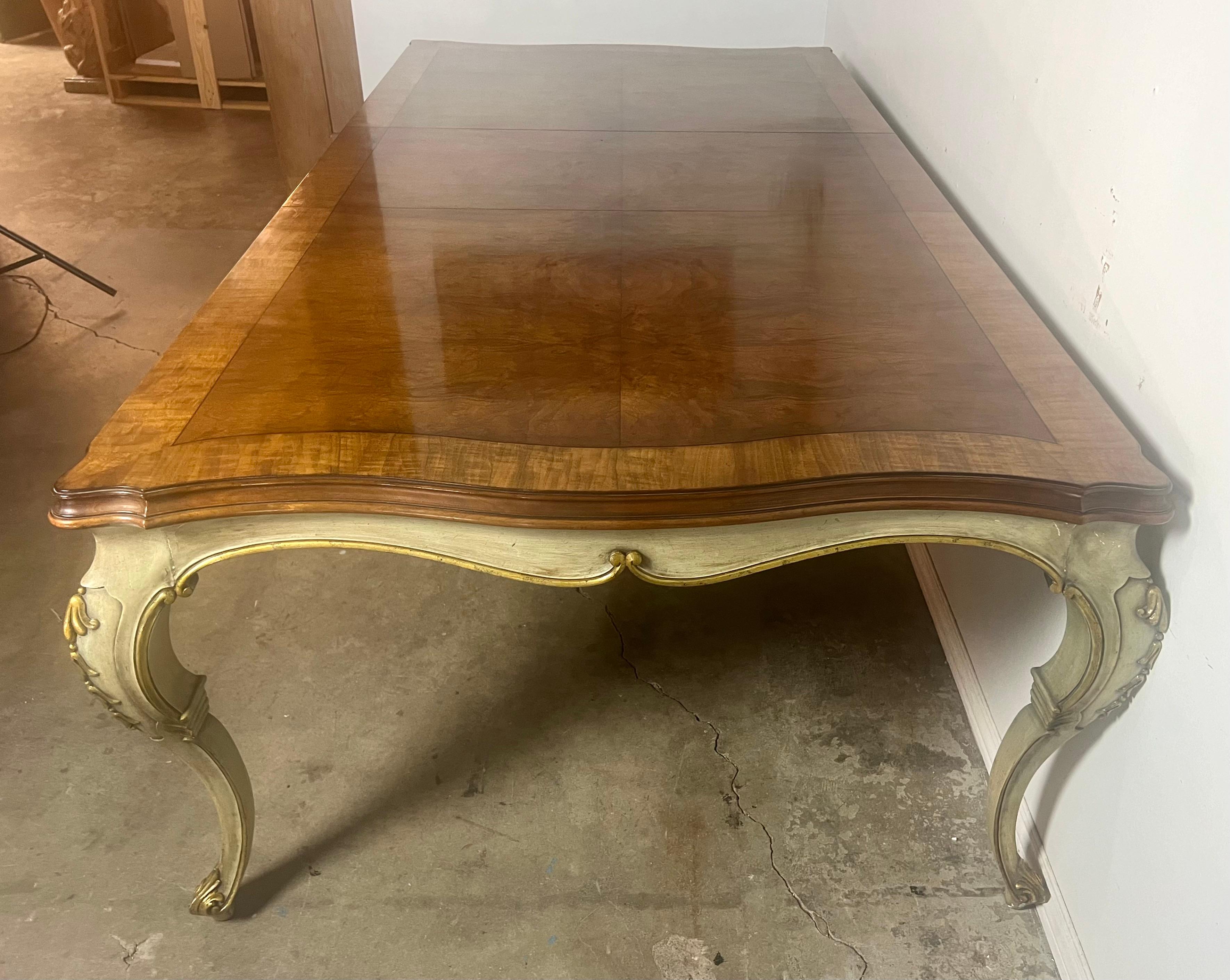 Table de salle à manger provinciale française peinte avec plateau incrusté, vers 1930 en vente 6